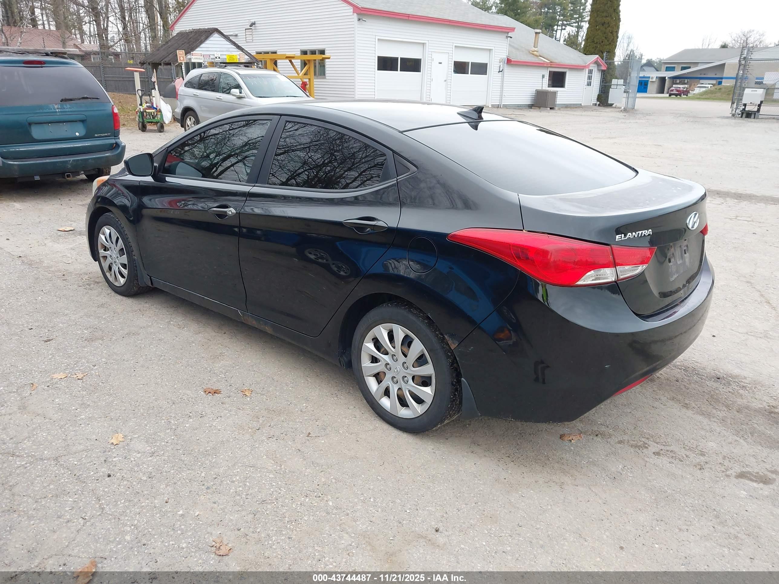 HYUNDAI ELANTRA image 3