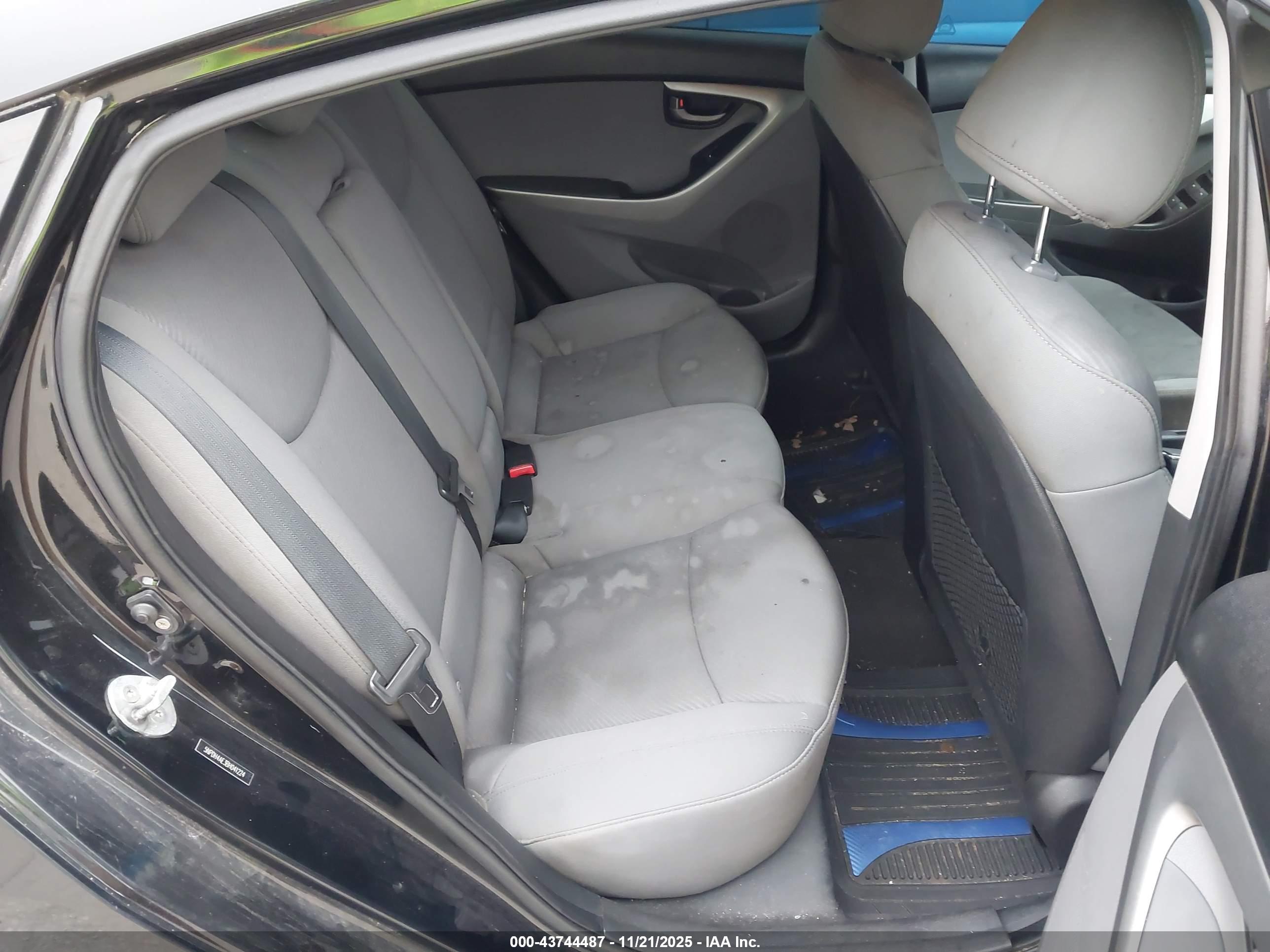 HYUNDAI ELANTRA image 8