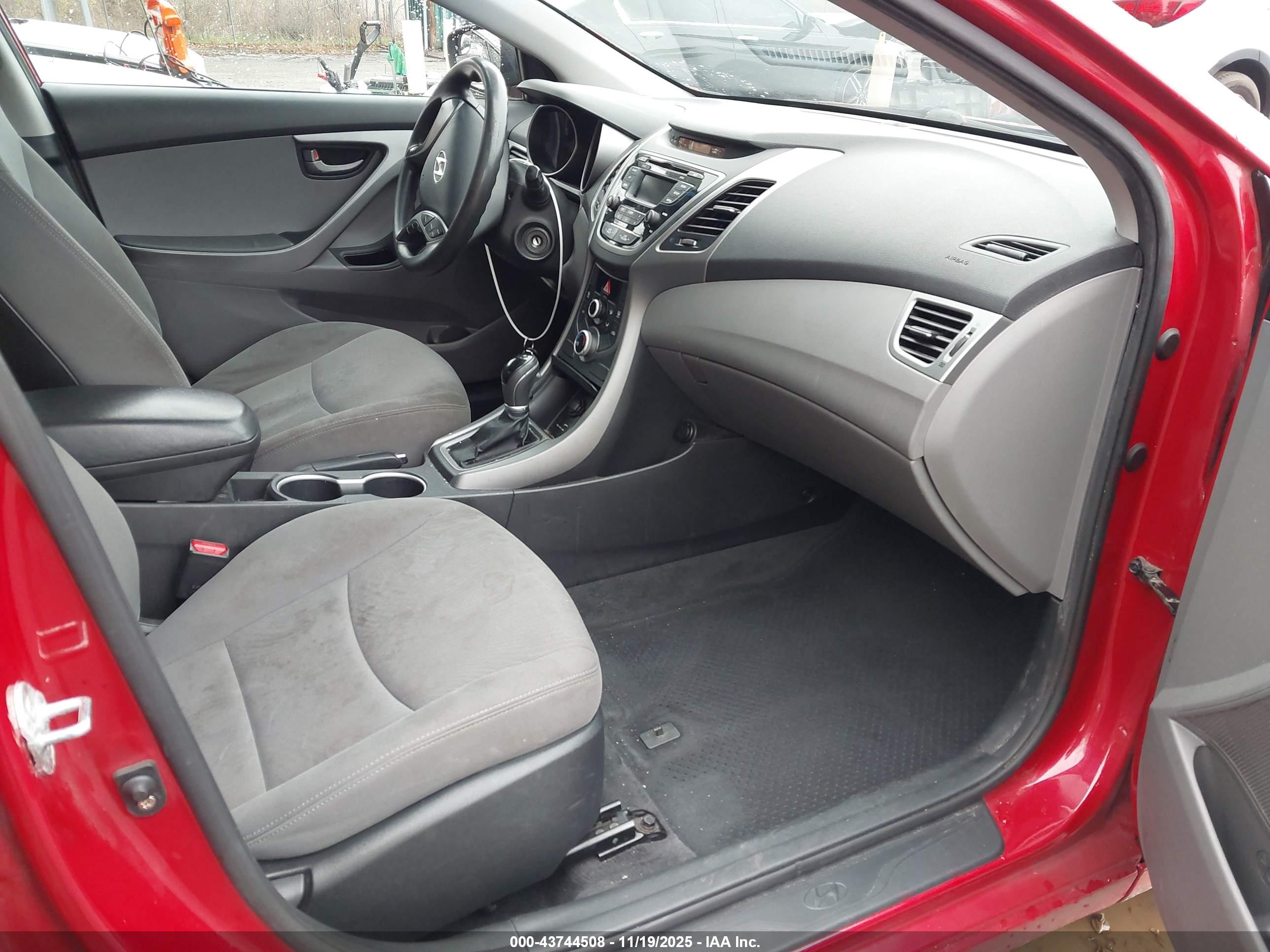 HYUNDAI ELANTRA image 5