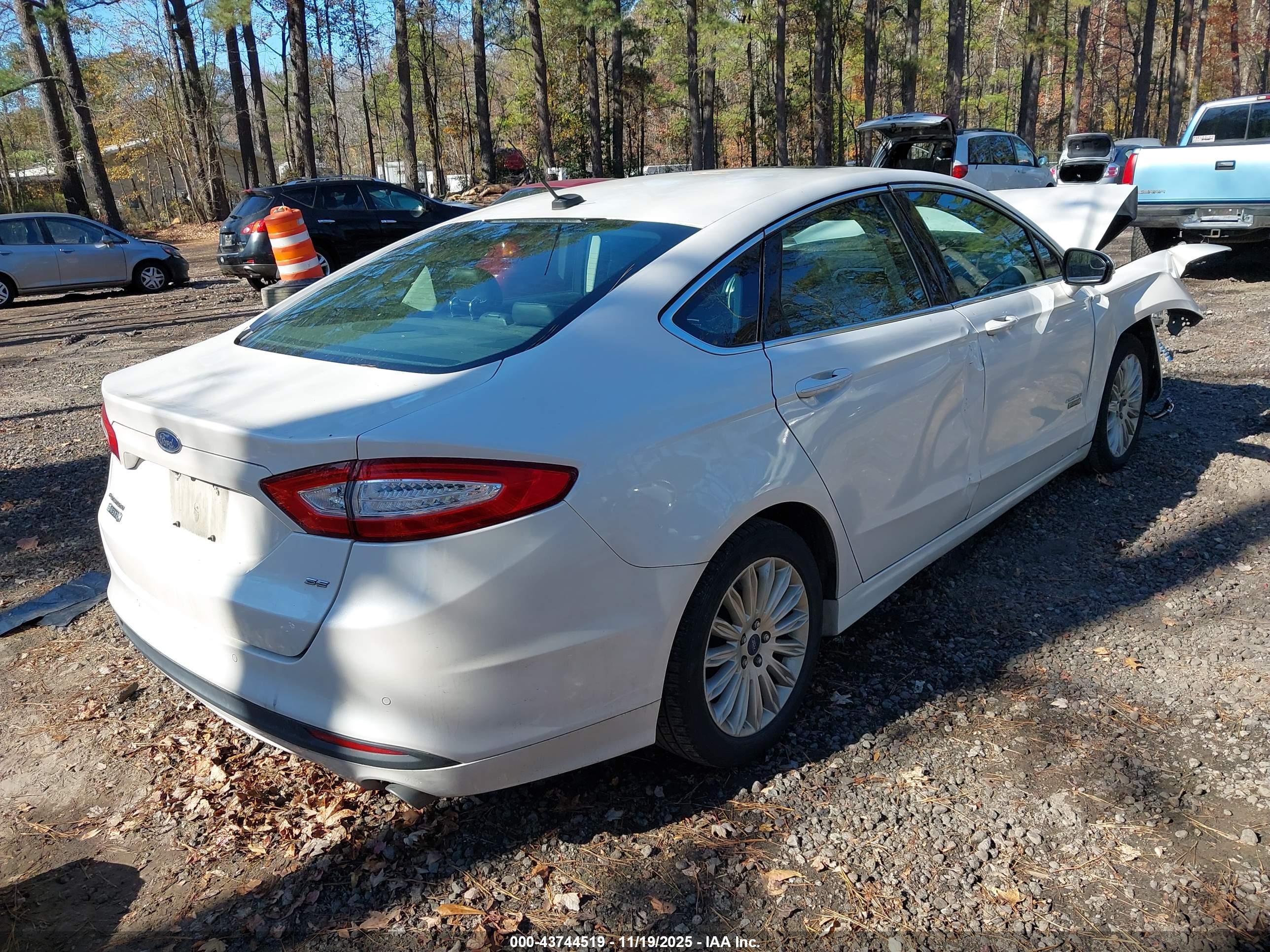 FORD FUSION image 4