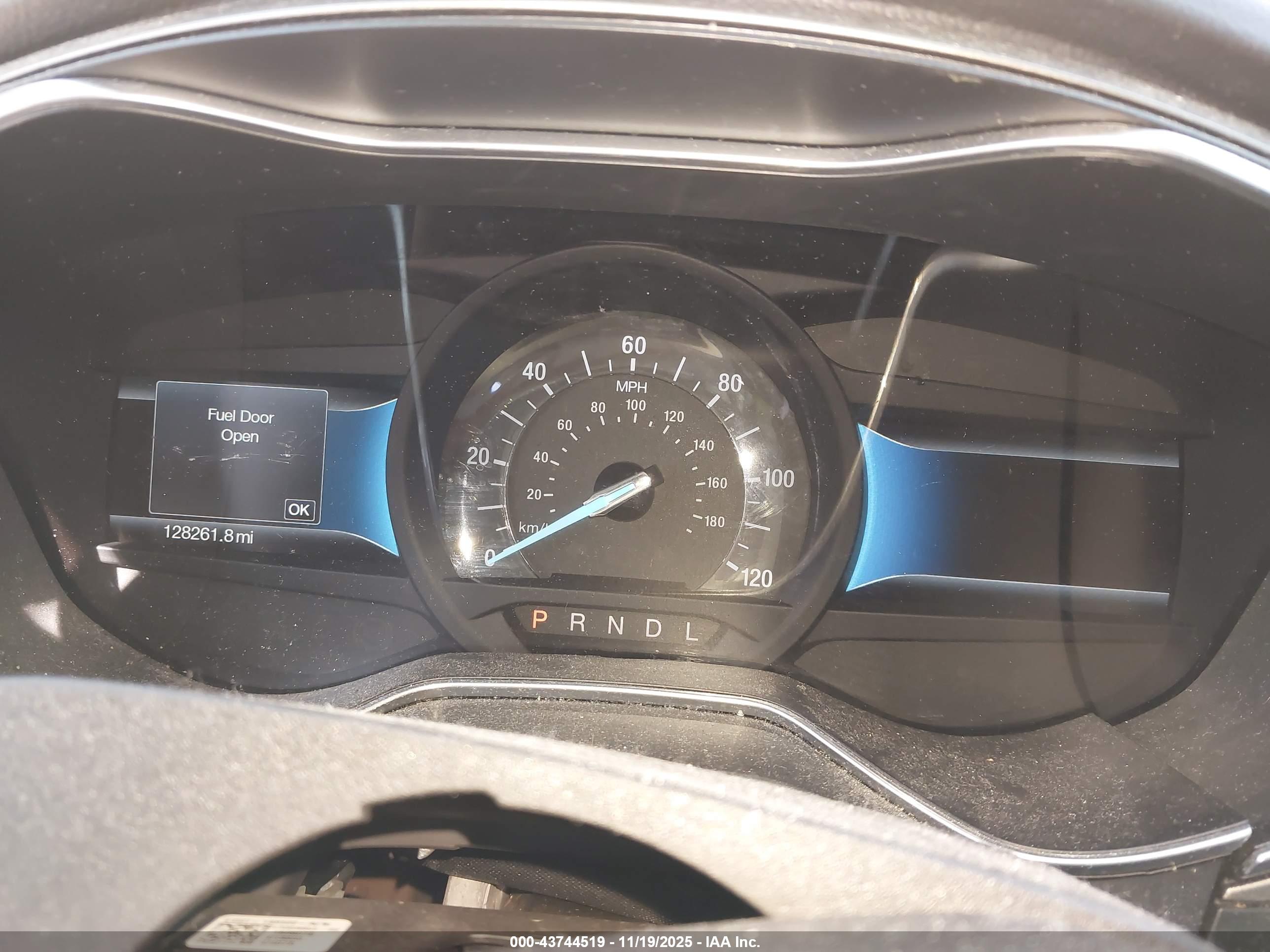 FORD FUSION image 7
