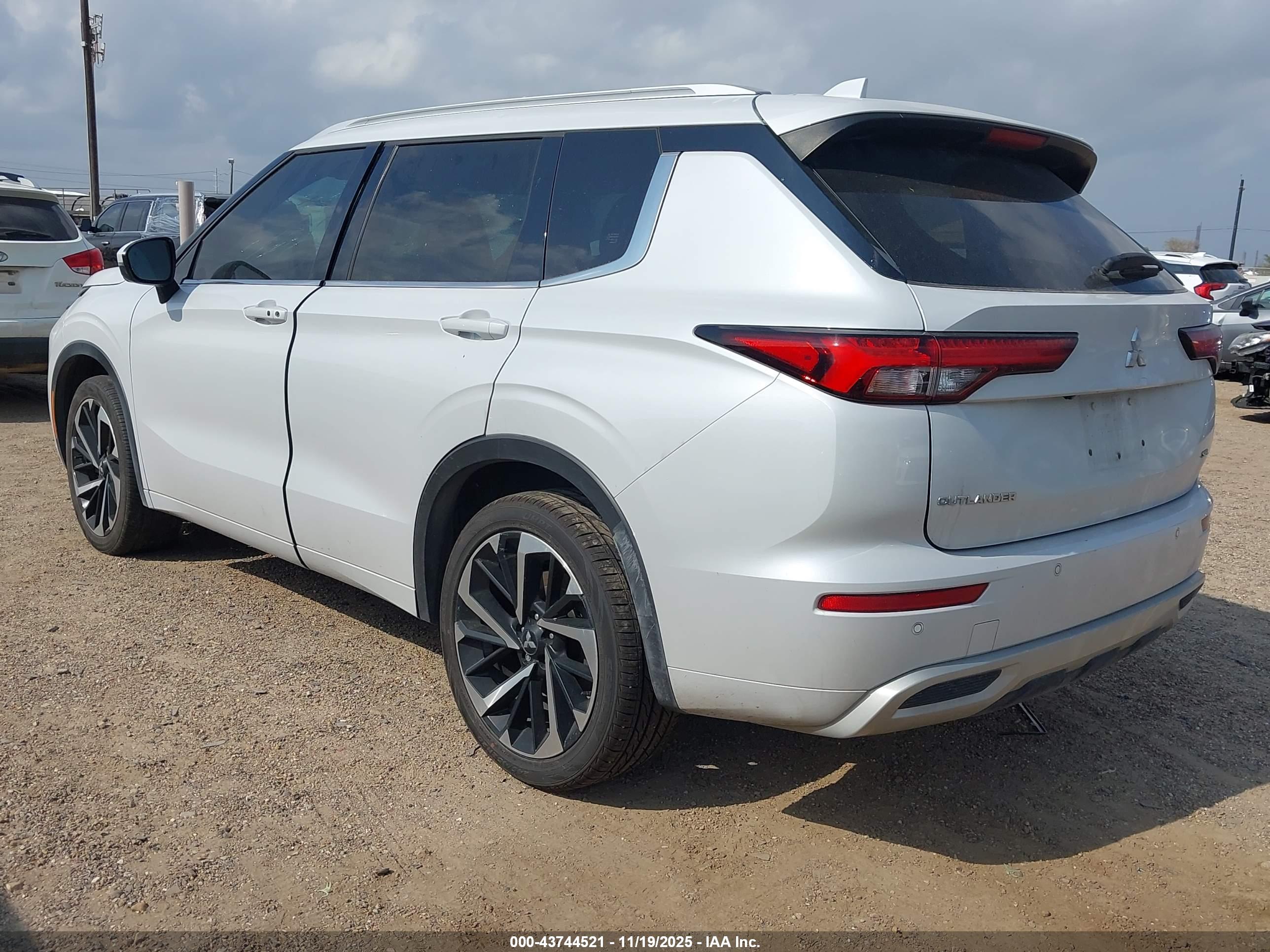 MITSUBISHI OUTLANDER image 3