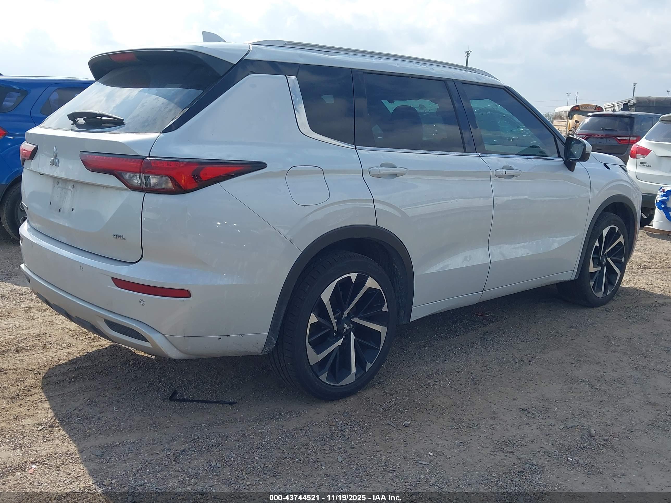 MITSUBISHI OUTLANDER image 4