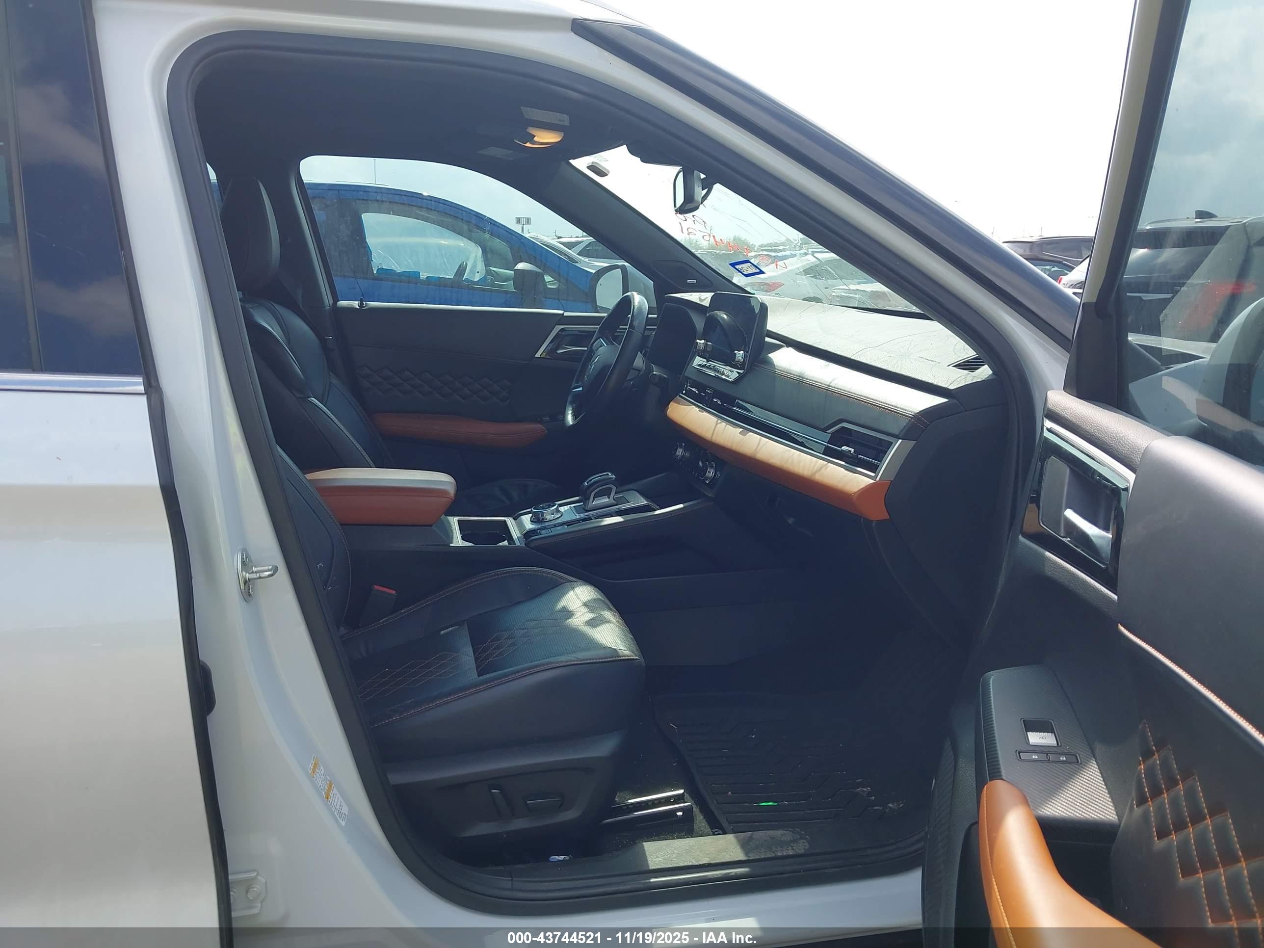 MITSUBISHI OUTLANDER image 5