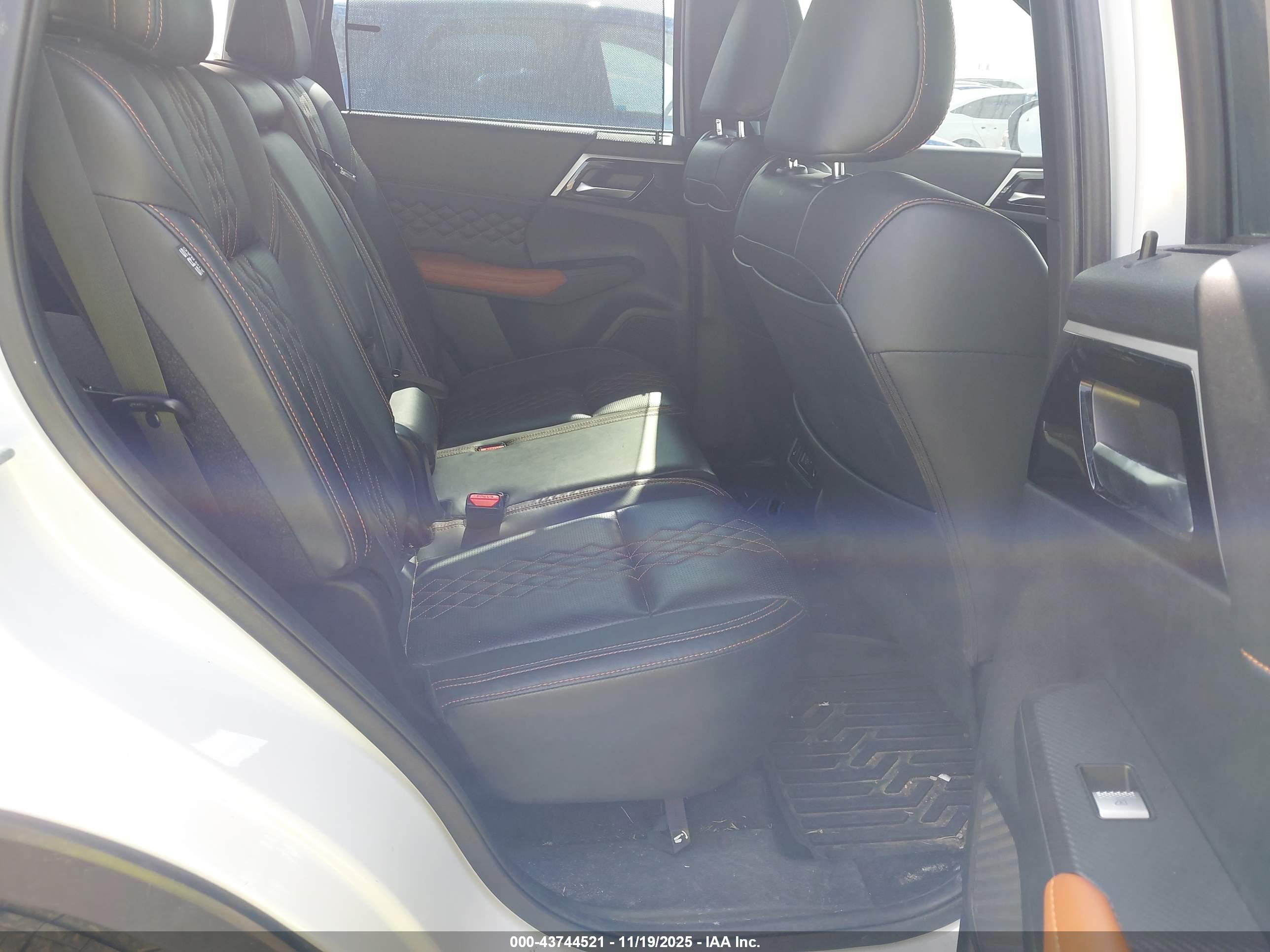MITSUBISHI OUTLANDER image 8