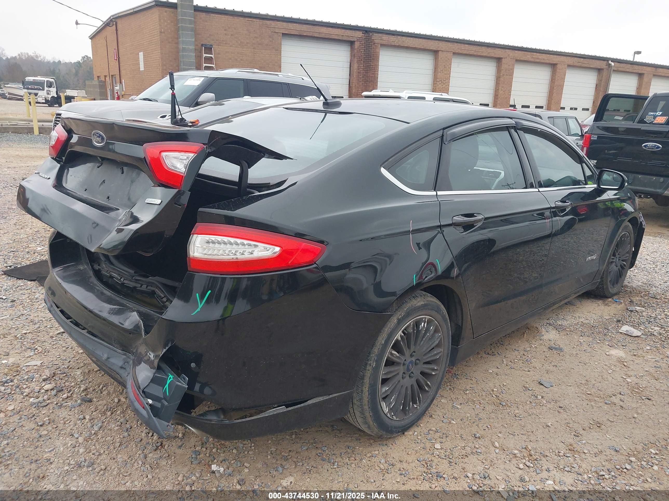 FORD FUSION image 4