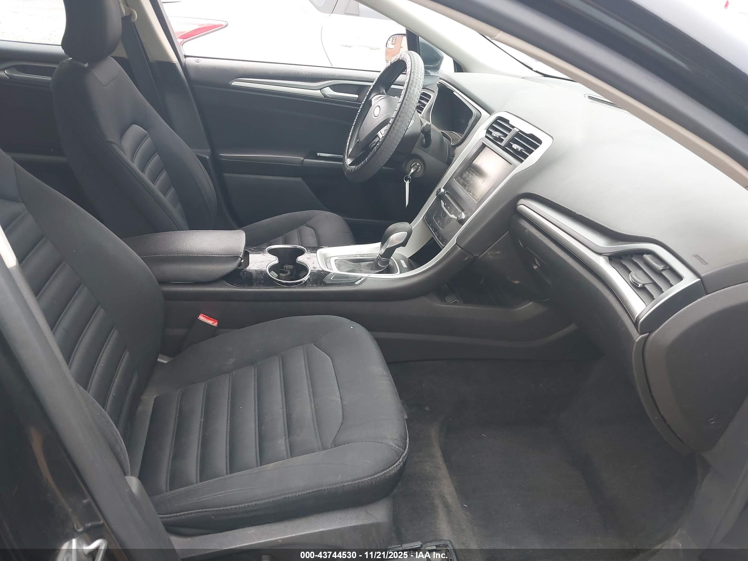 FORD FUSION image 5