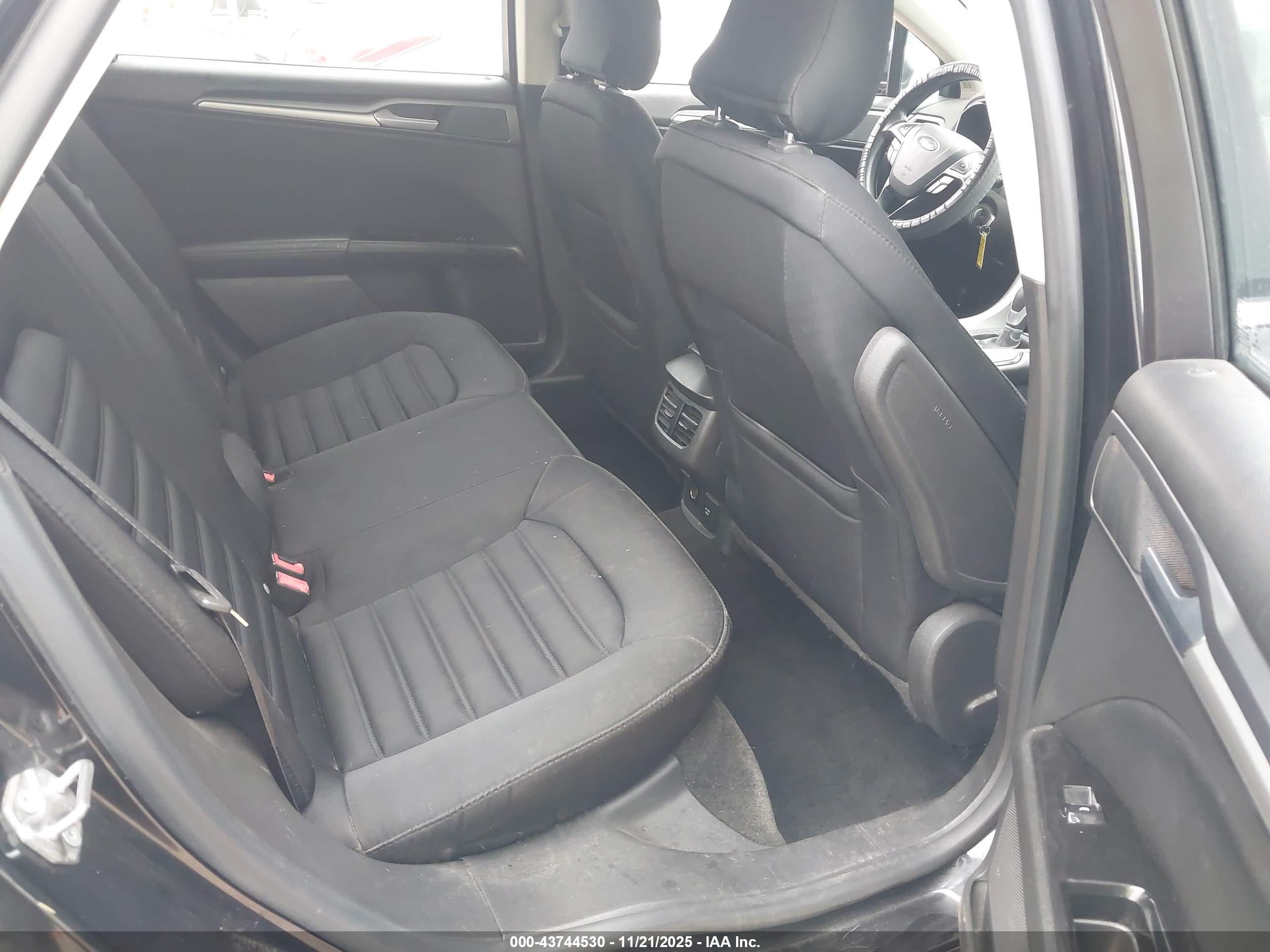 FORD FUSION image 8