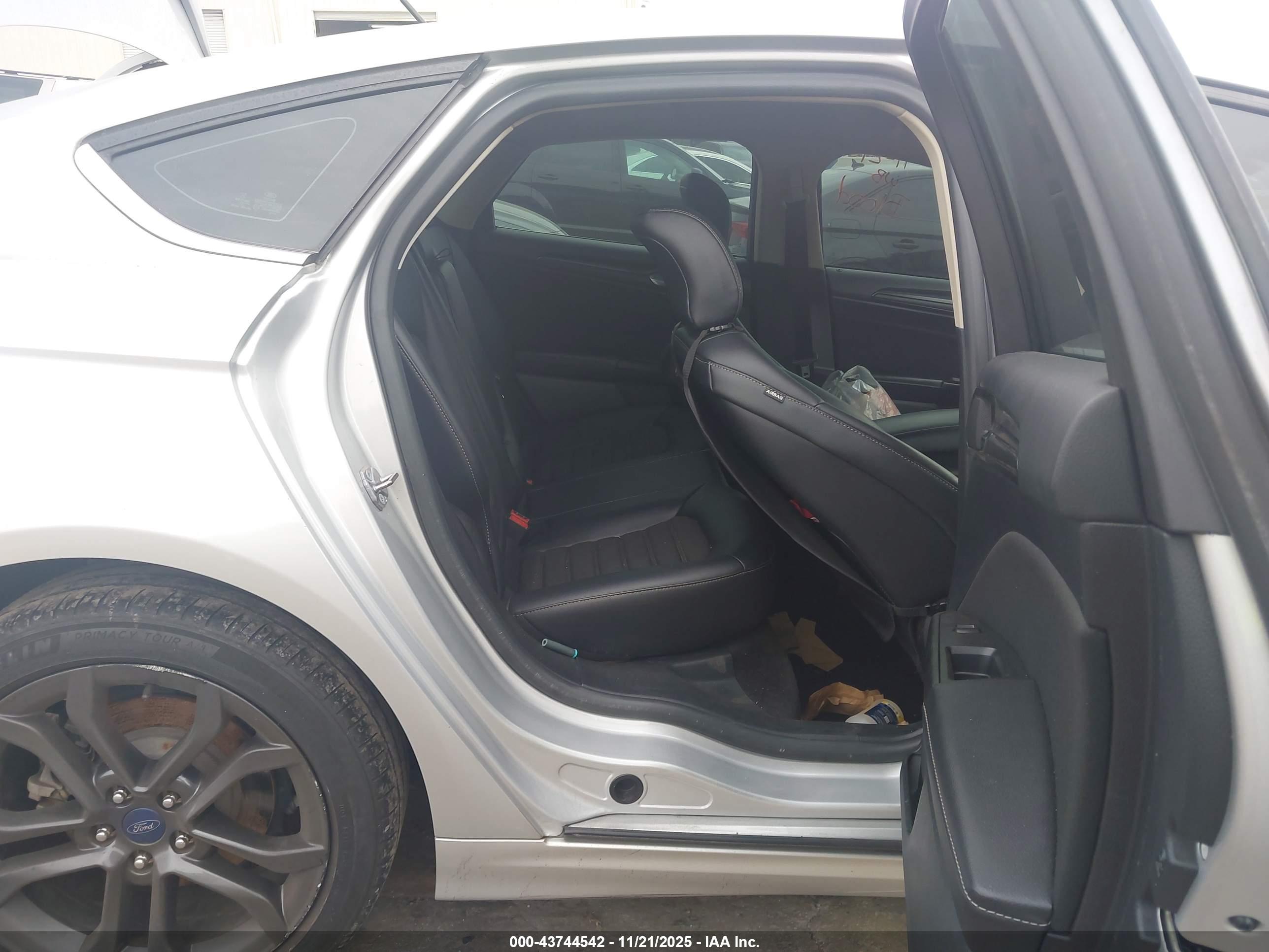 FORD FUSION image 8