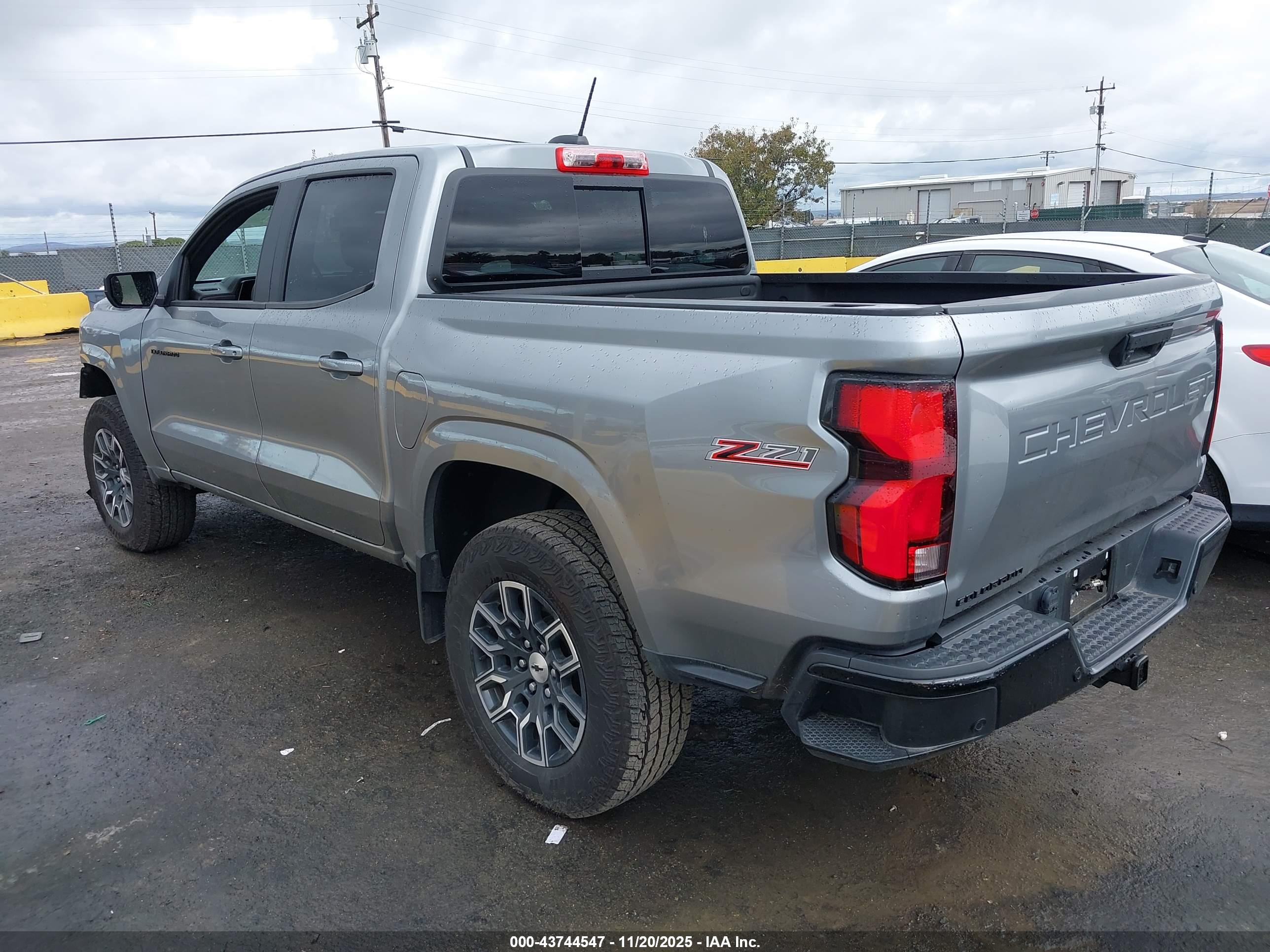CHEVROLET COLORADO image 3