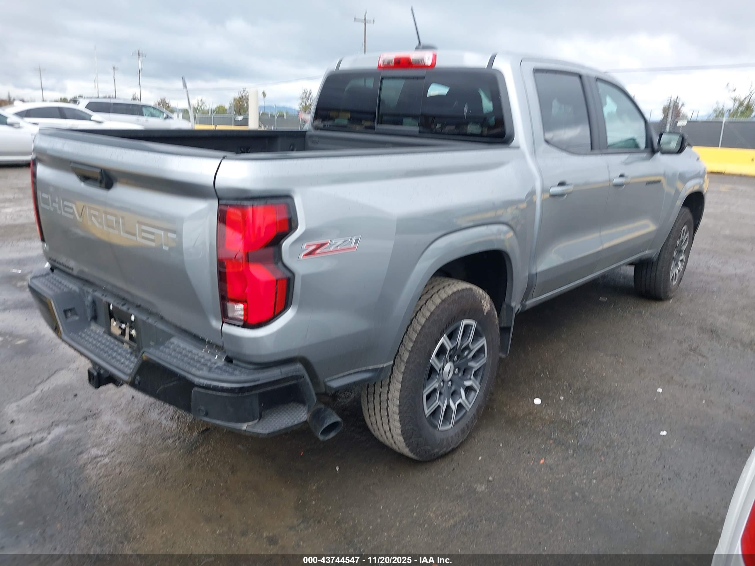 CHEVROLET COLORADO image 4