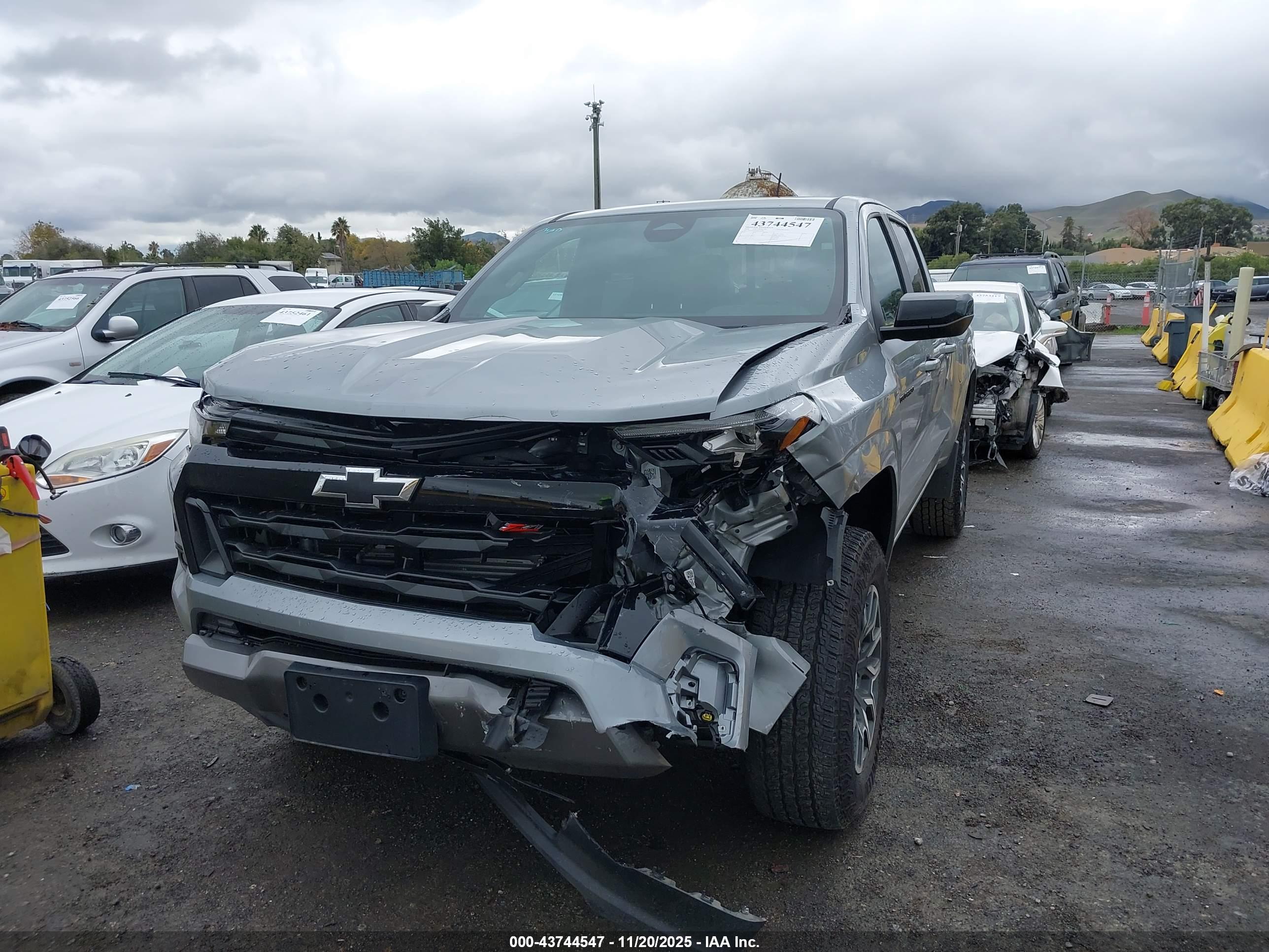 CHEVROLET COLORADO image 6