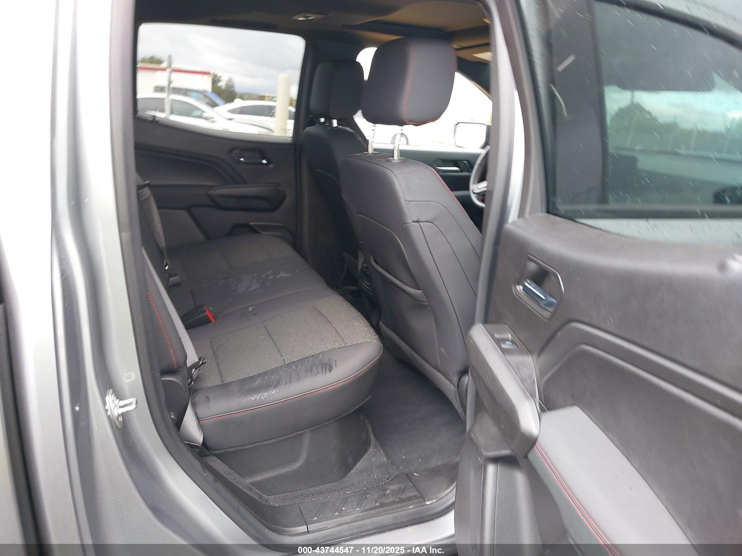 CHEVROLET COLORADO image 8