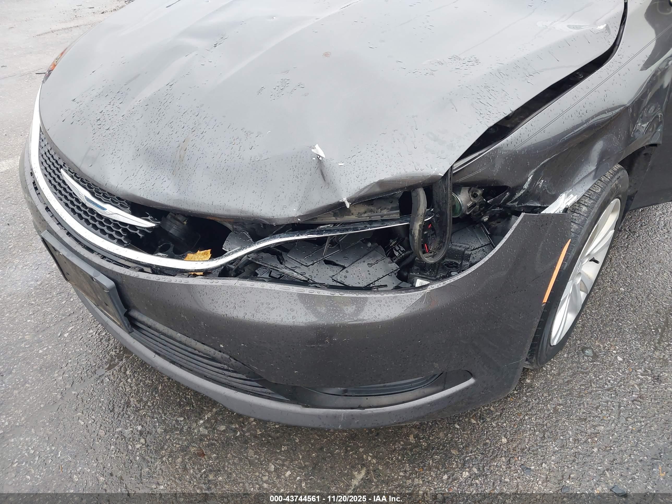 CHRYSLER 200 image 6