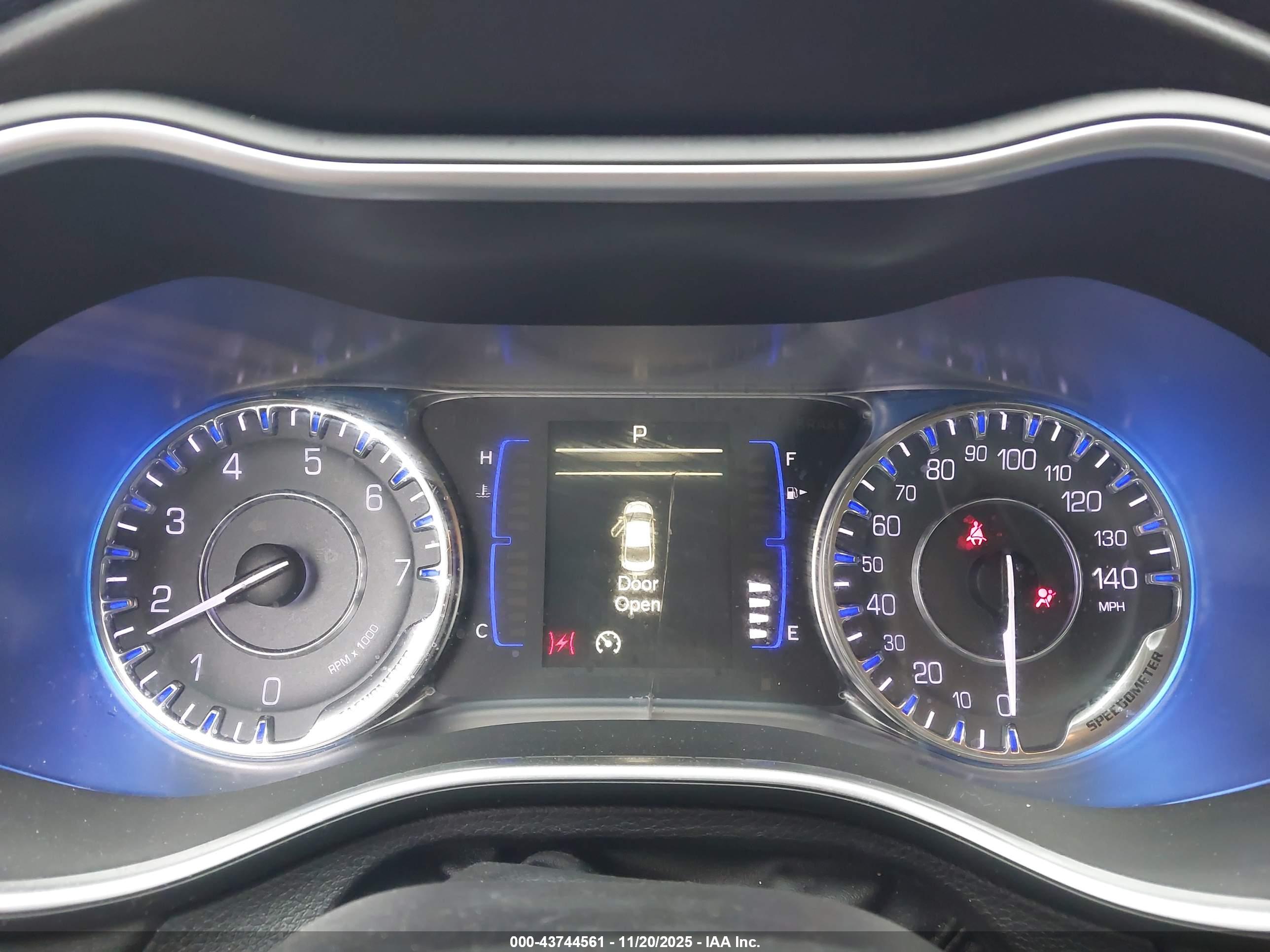CHRYSLER 200 image 7