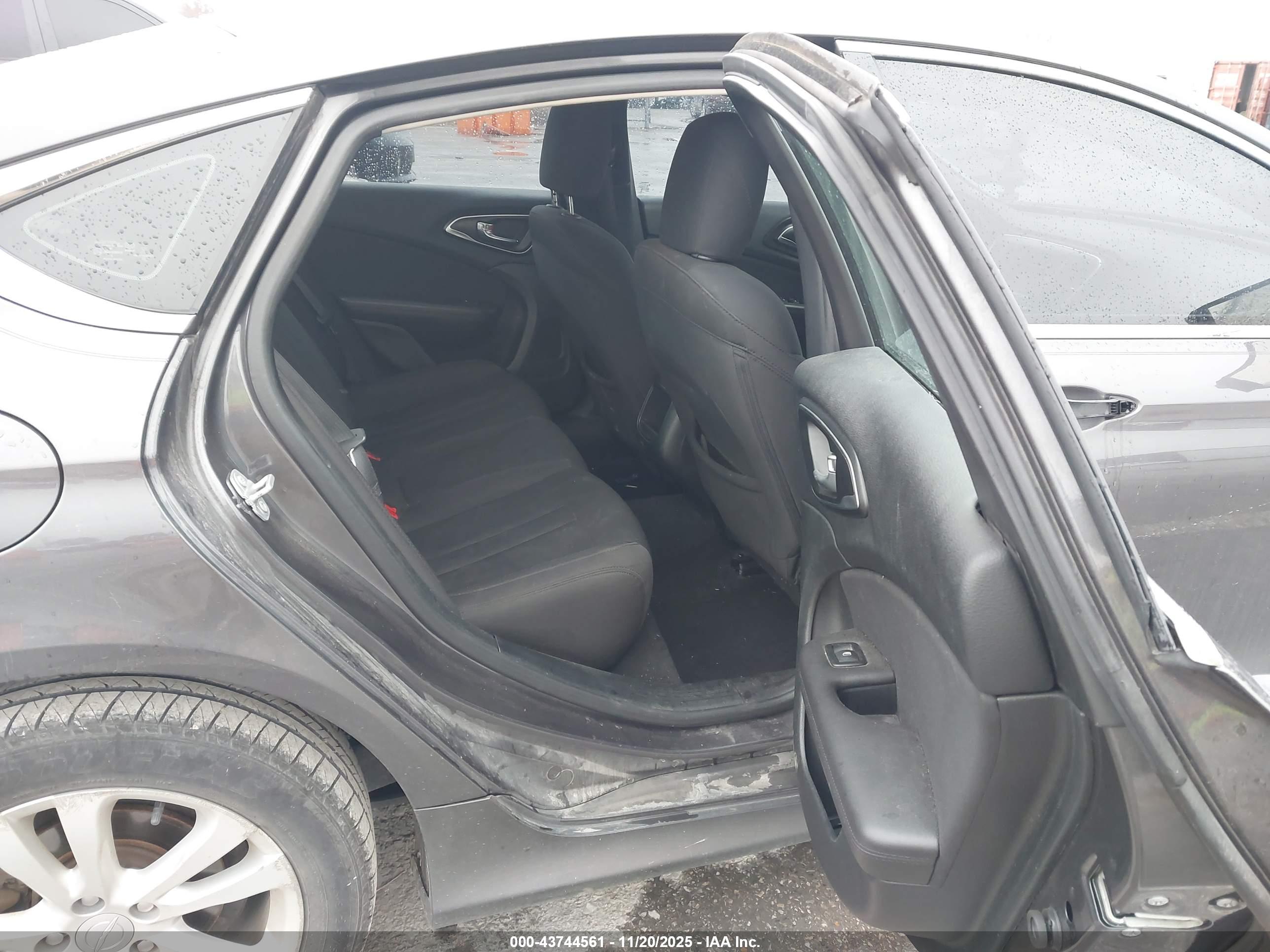 CHRYSLER 200 image 8