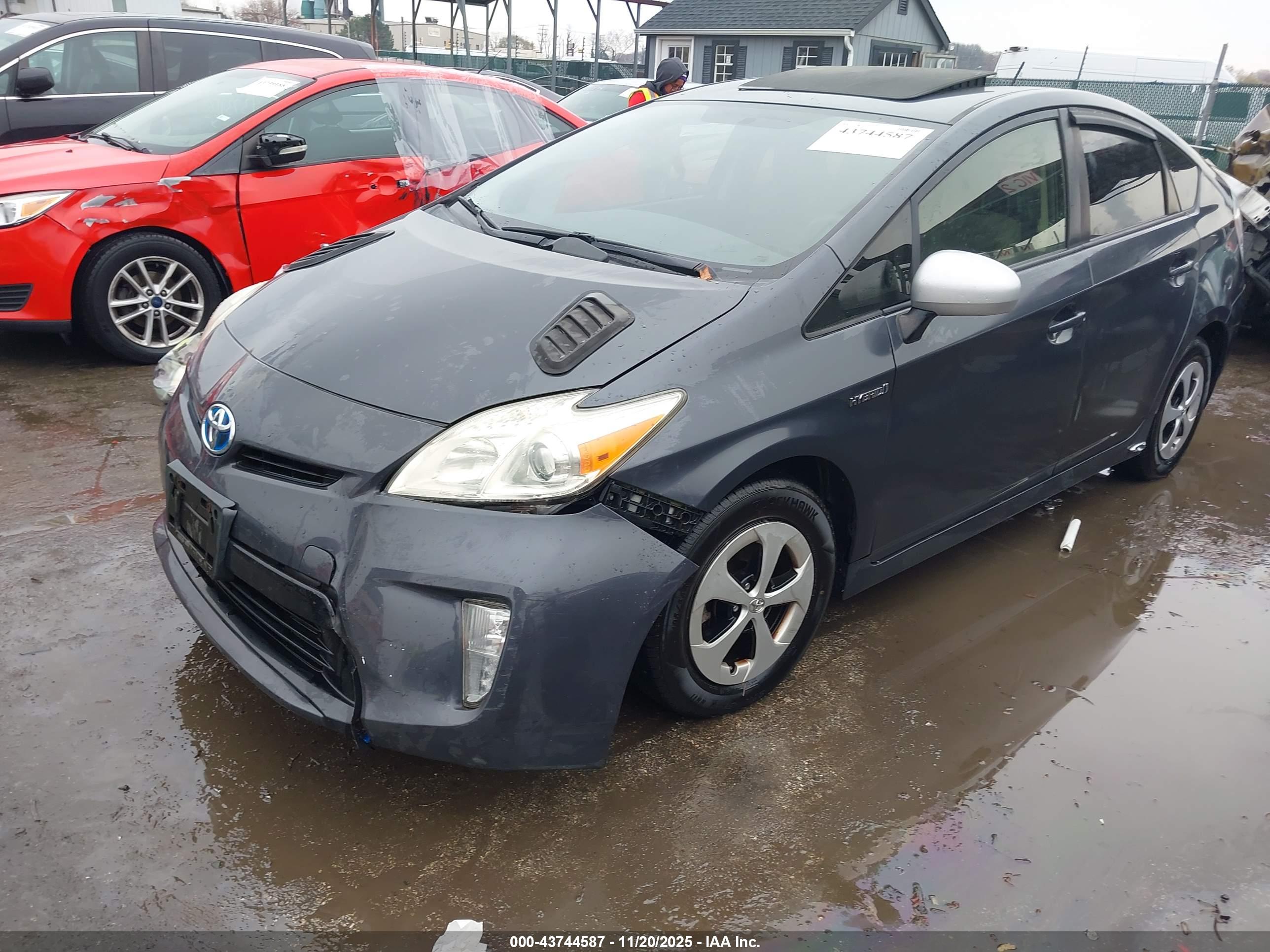 TOYOTA PRIUS image 2
