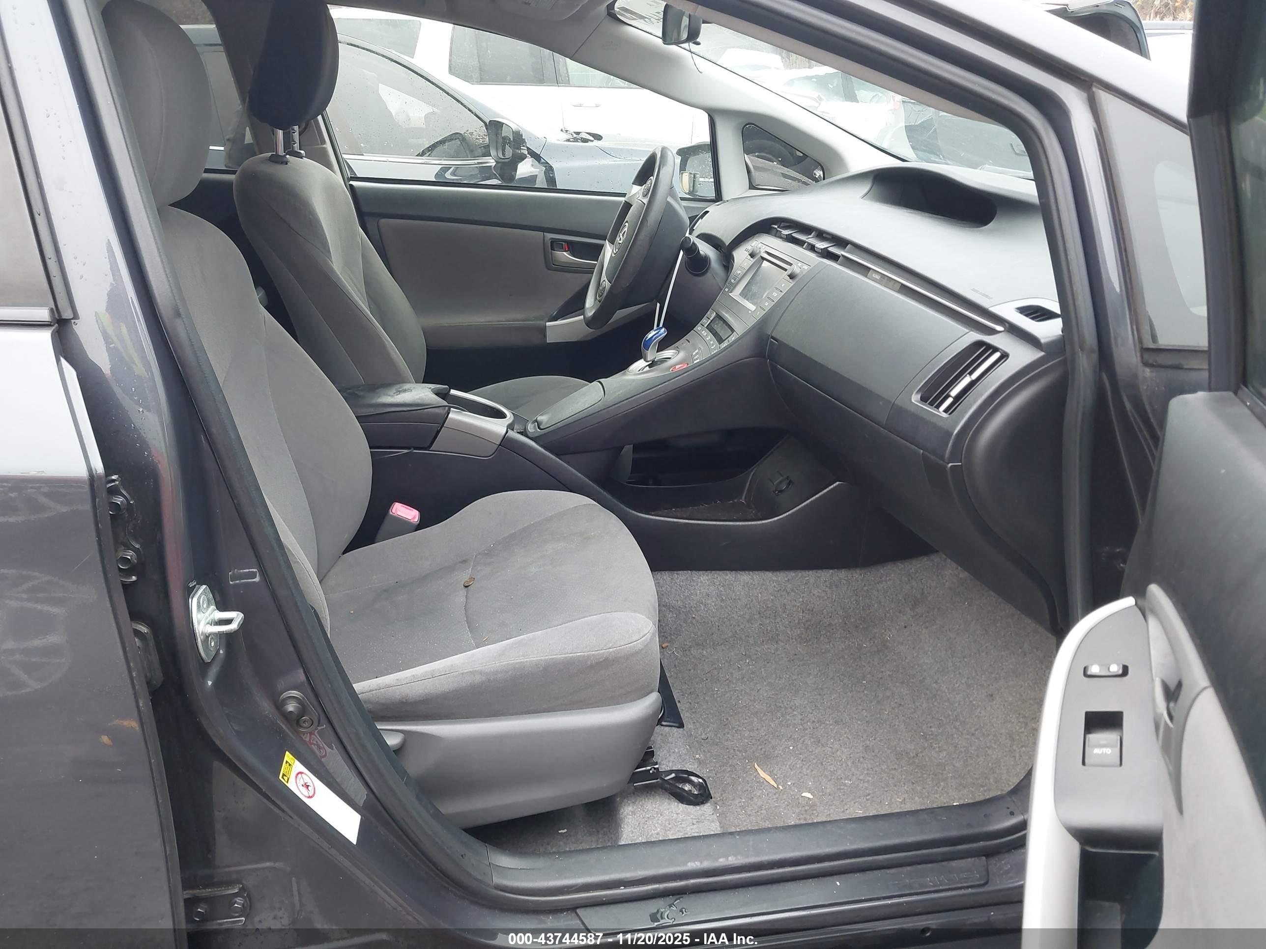 TOYOTA PRIUS image 5