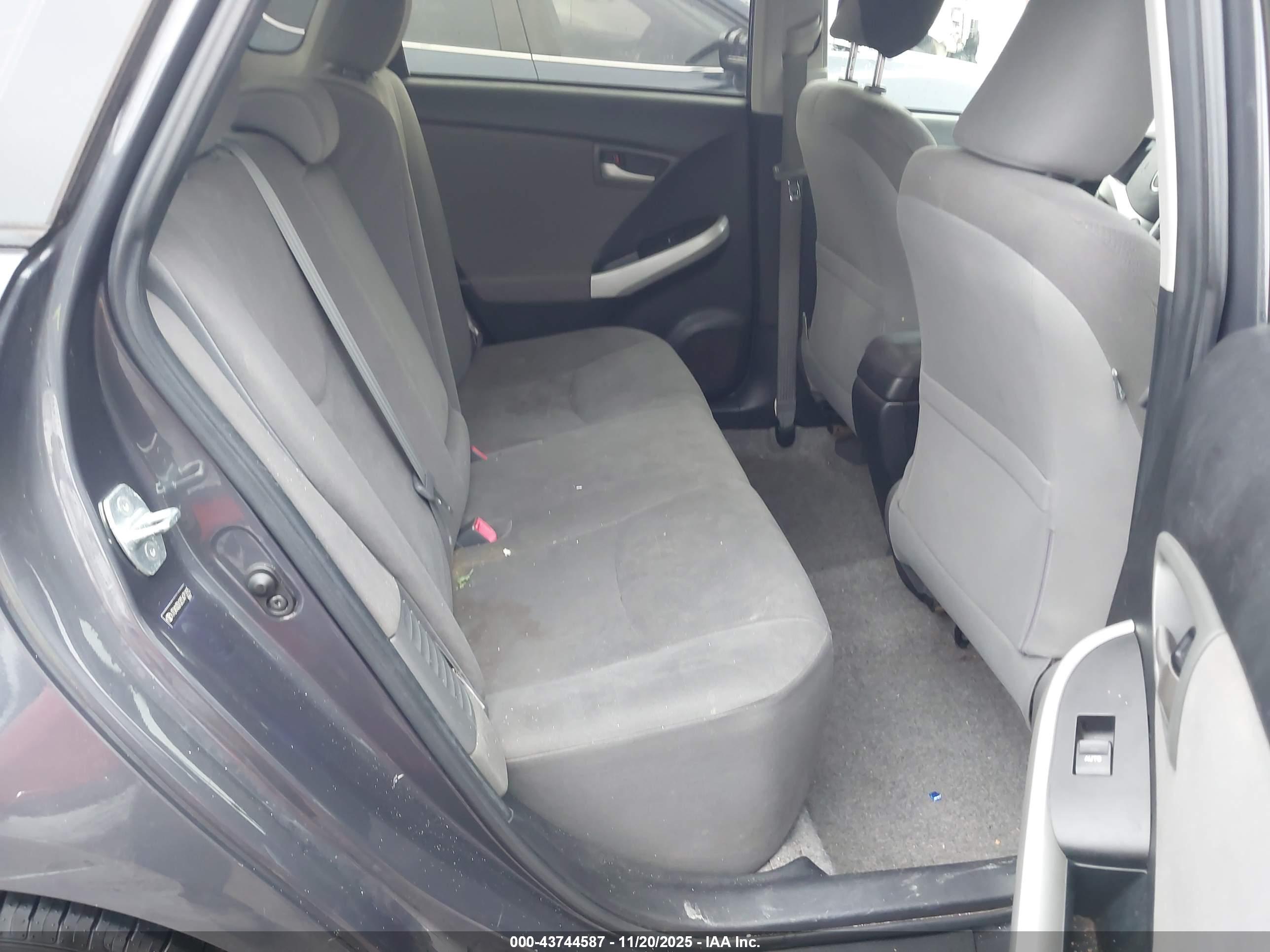 TOYOTA PRIUS image 8