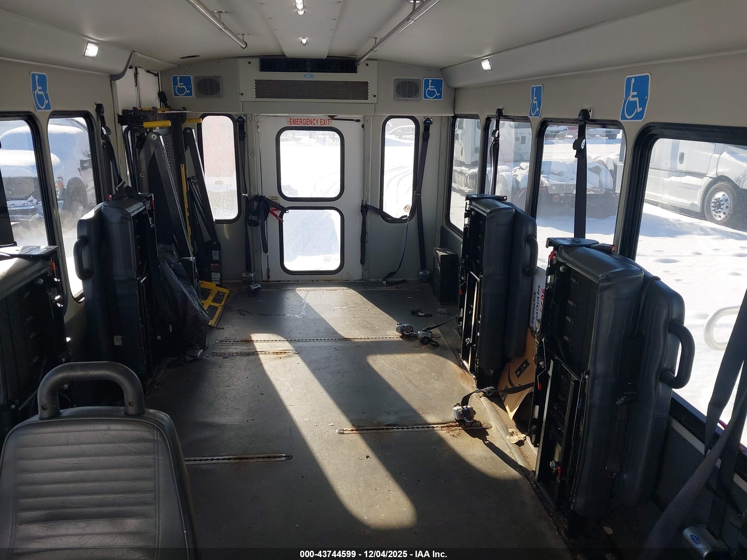 FORD E-450 image 7