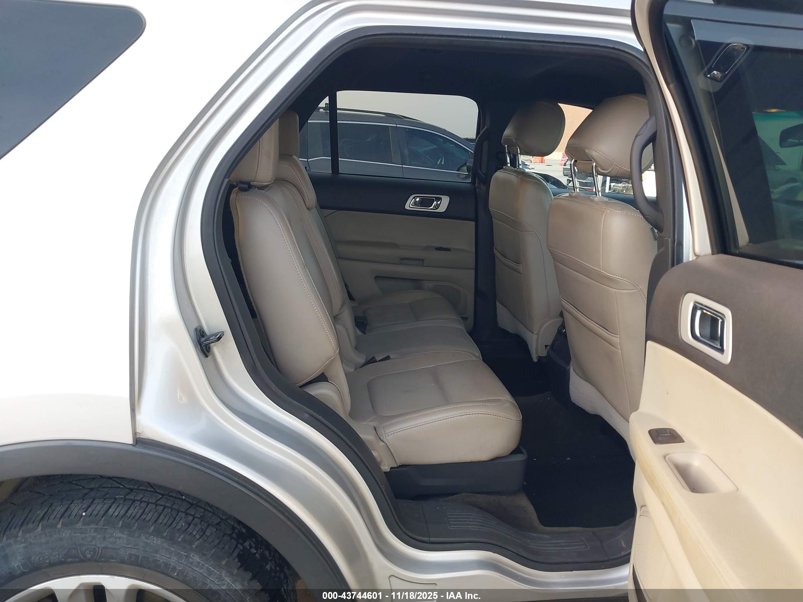 FORD EXPLORER image 8