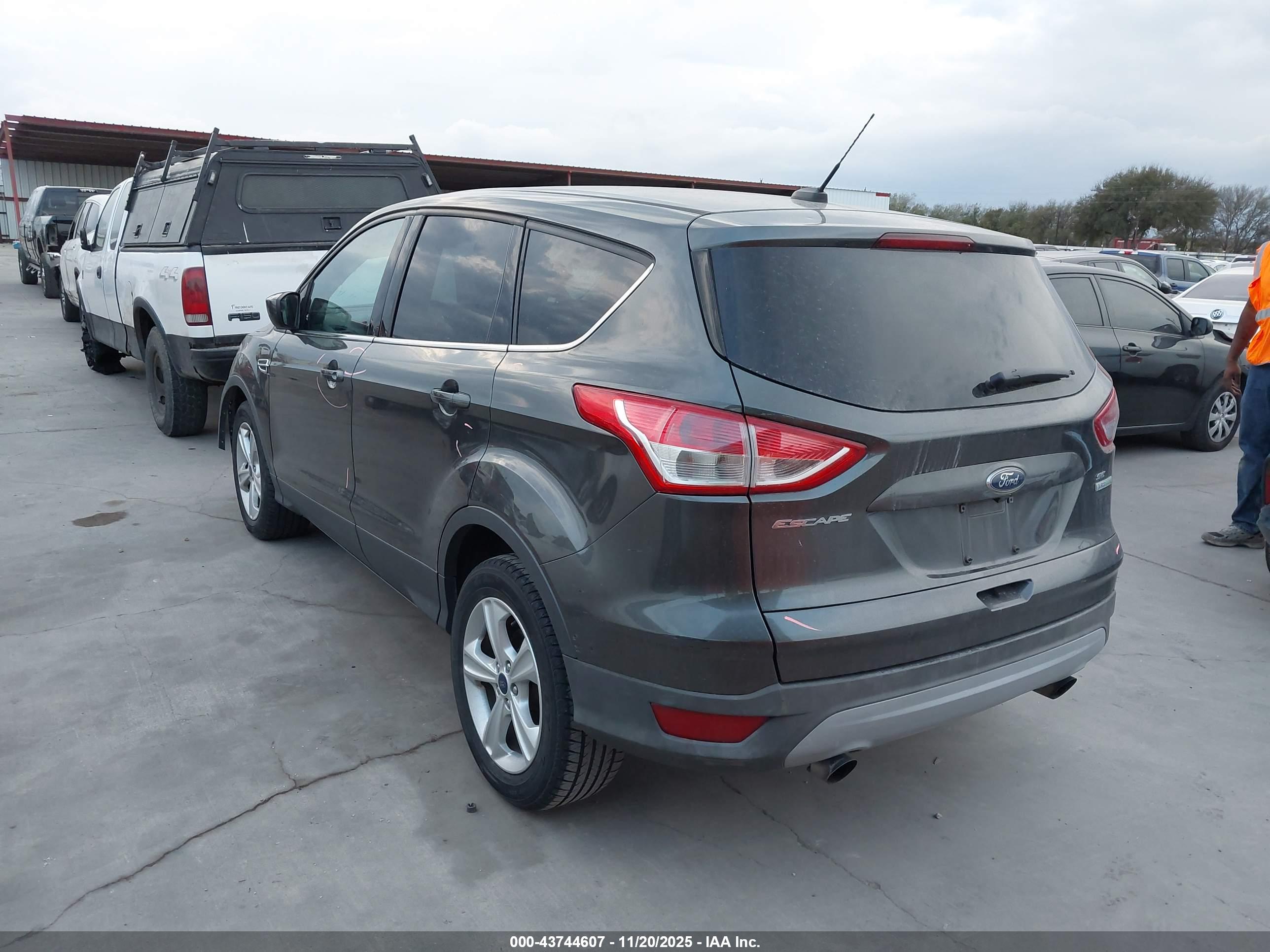 FORD ESCAPE image 3