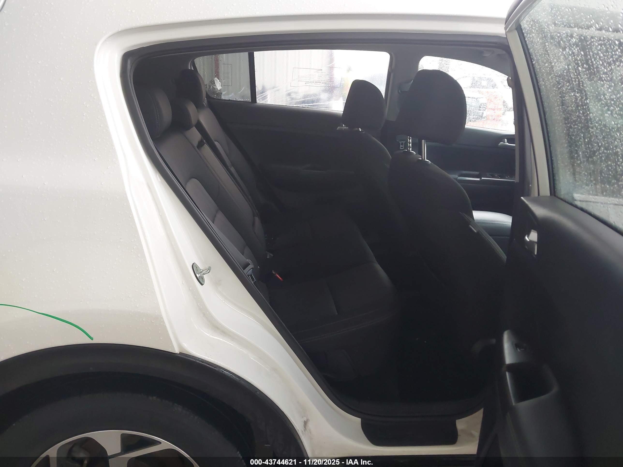 KIA SPORTAGE image 8