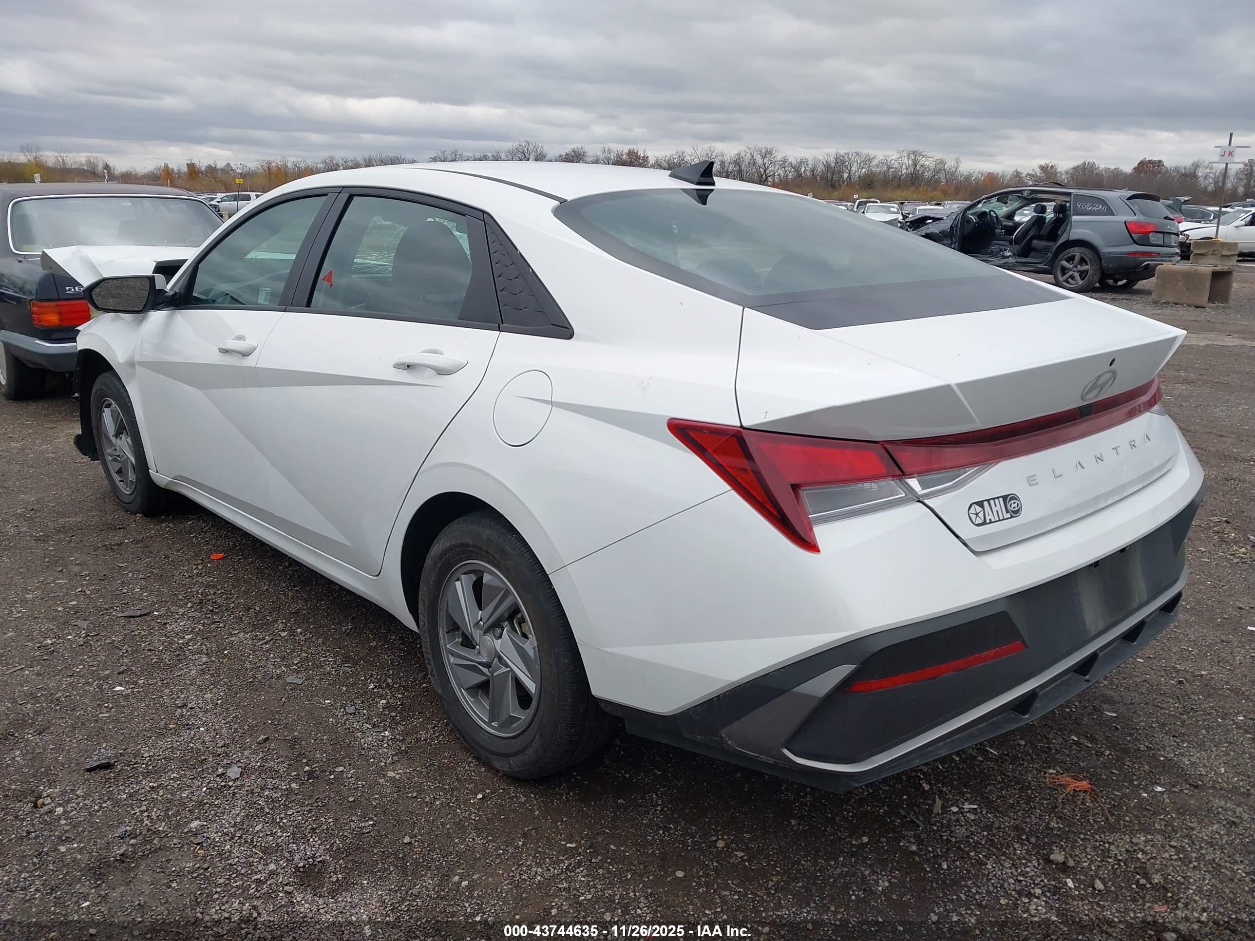 HYUNDAI ELANTRA image 3