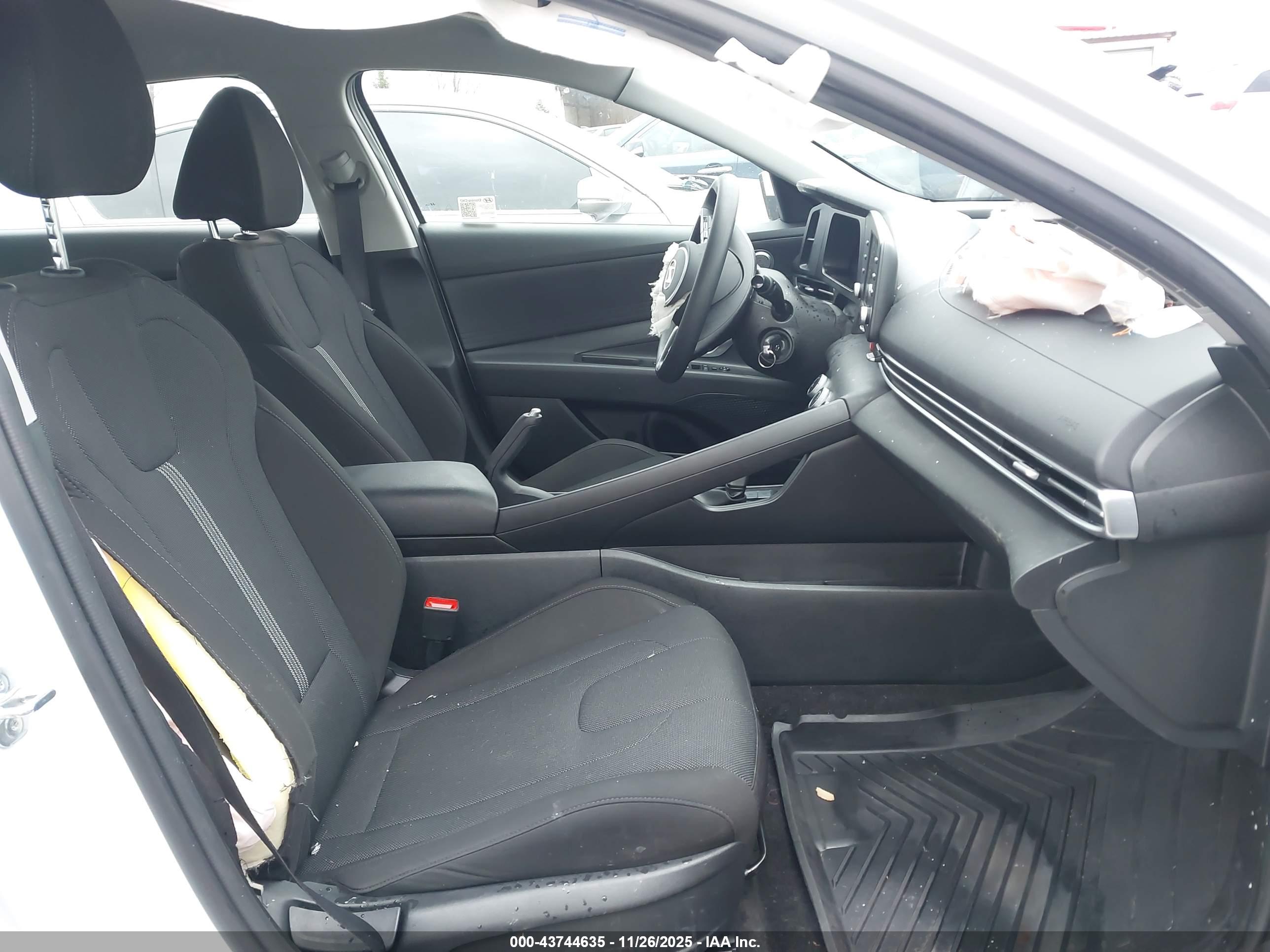 HYUNDAI ELANTRA image 5