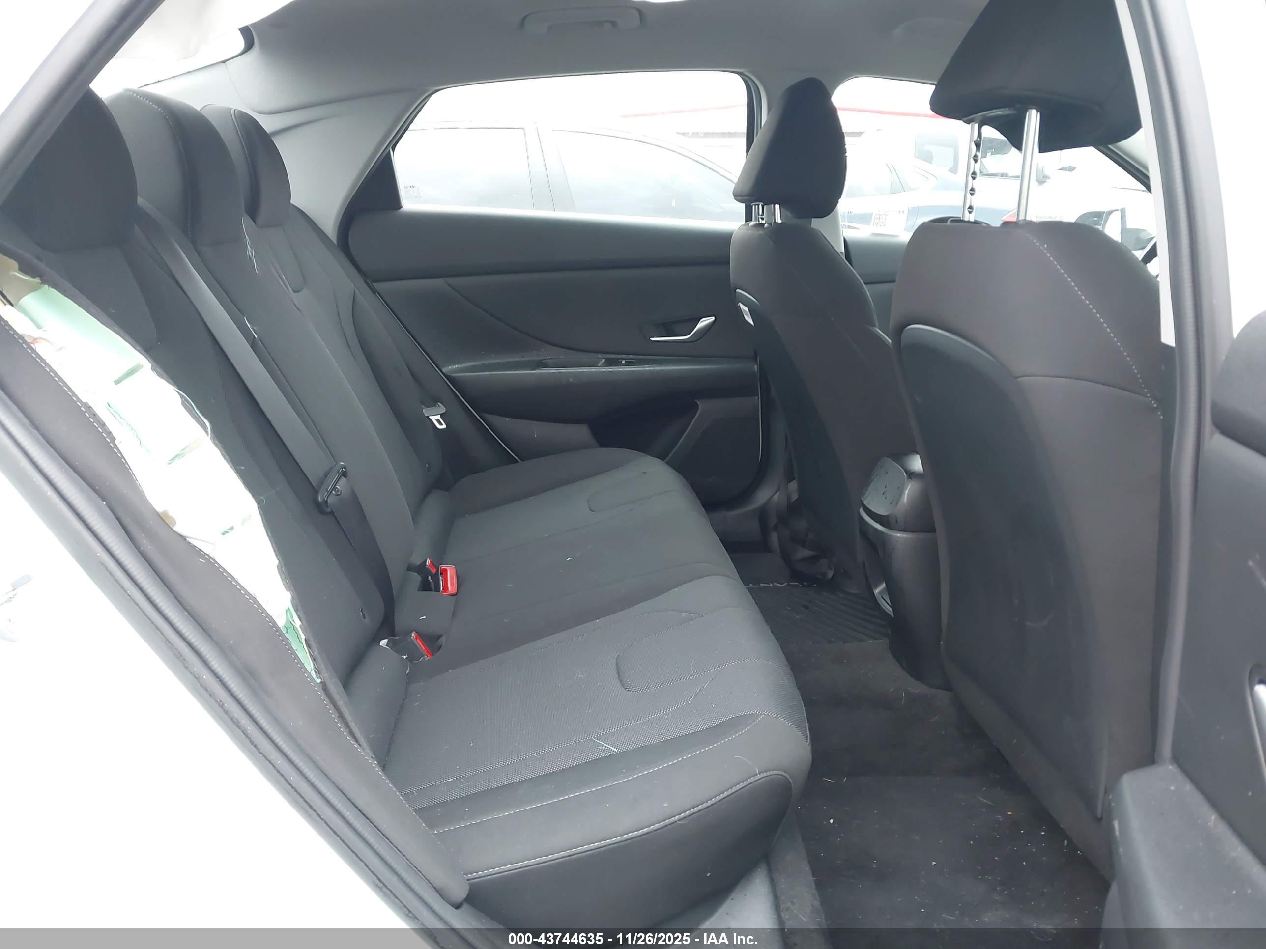 HYUNDAI ELANTRA image 8