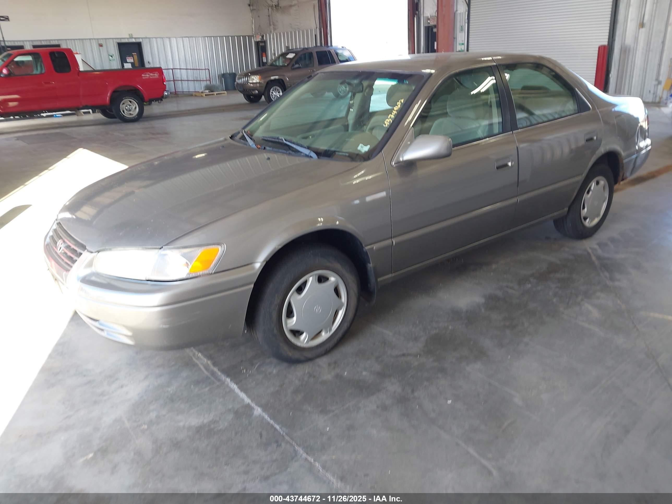 TOYOTA CAMRY image 2
