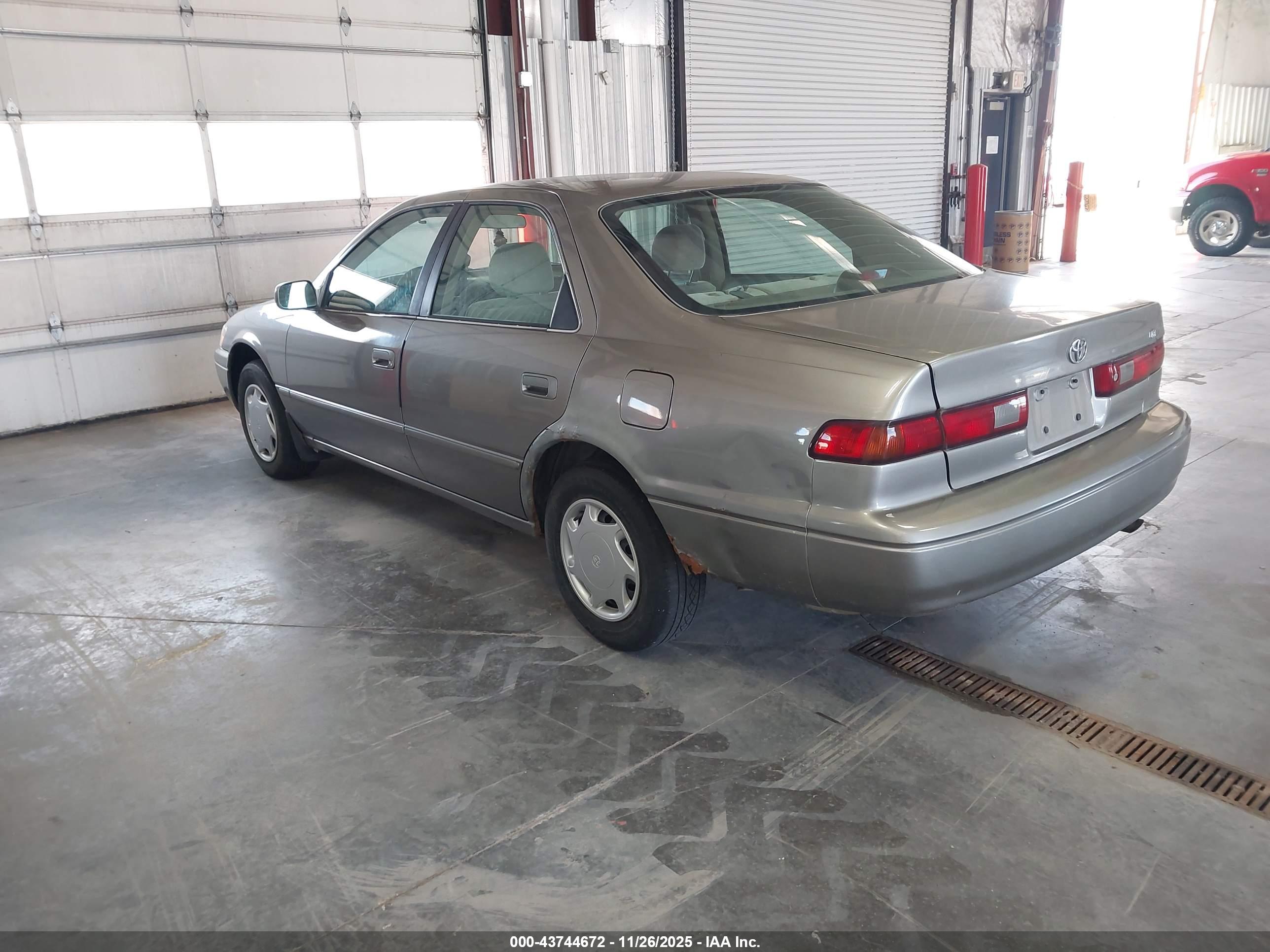 TOYOTA CAMRY image 3