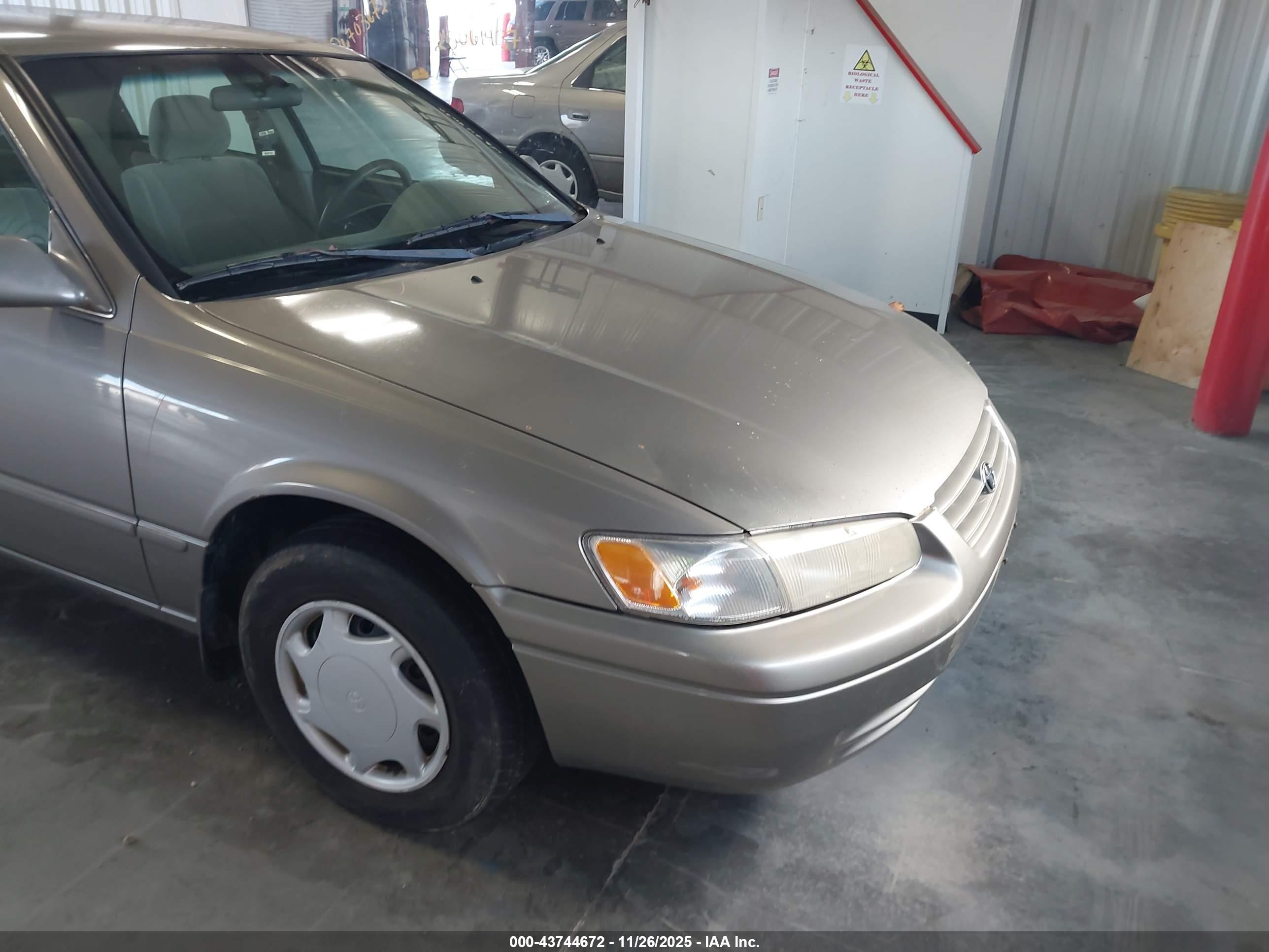 TOYOTA CAMRY image 6