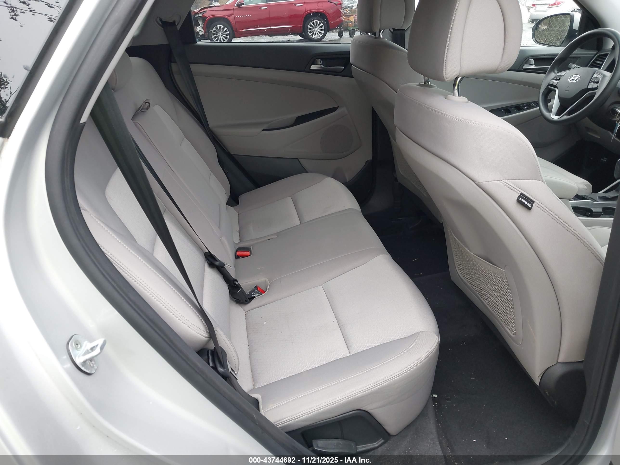 HYUNDAI TUCSON image 8