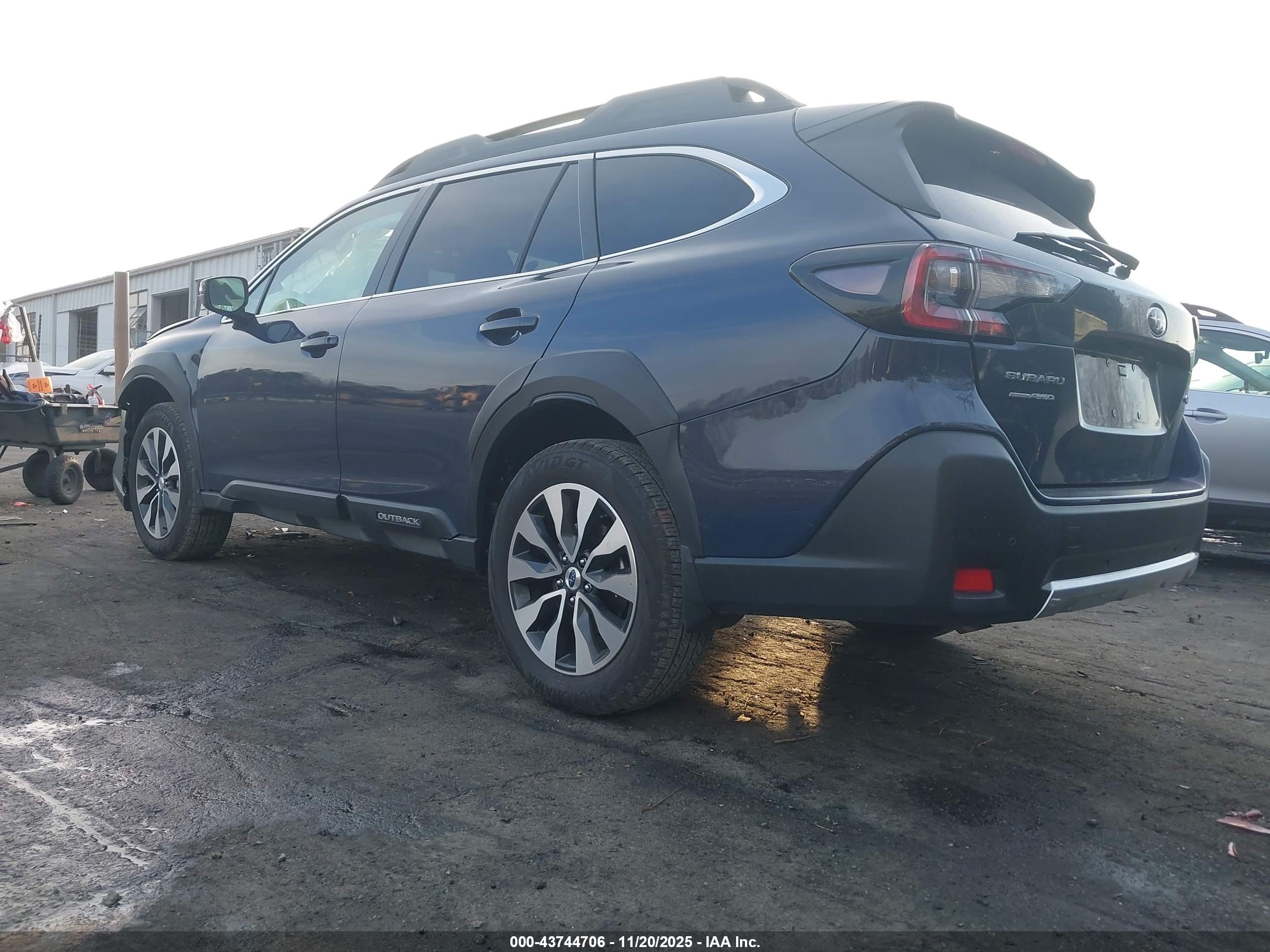 SUBARU OUTBACK image 3