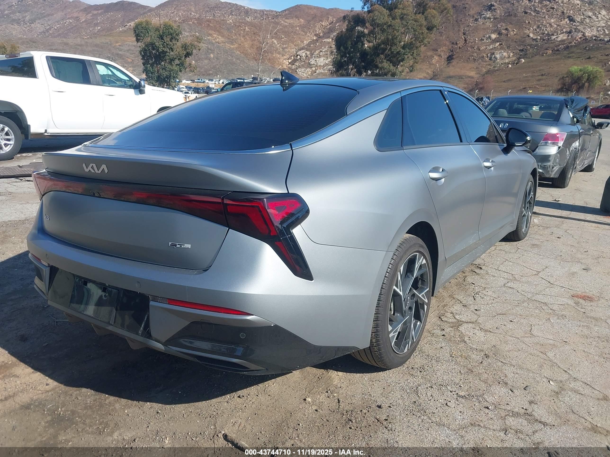KIA K5 image 4