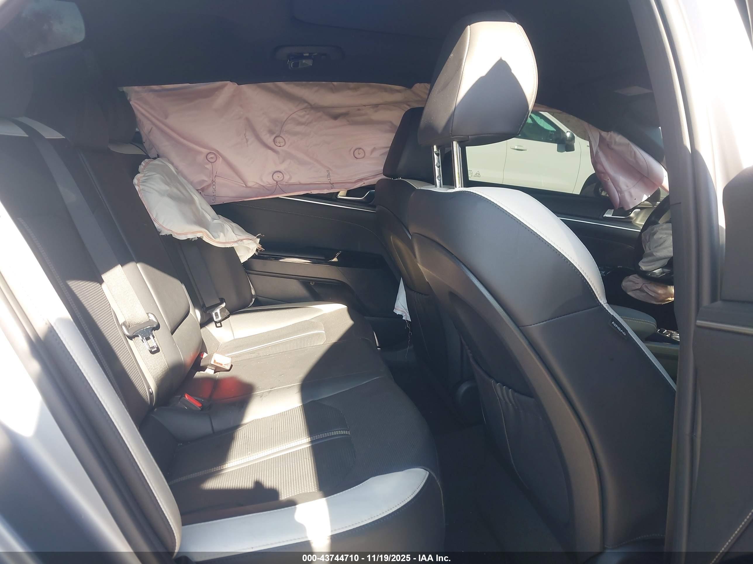 KIA K5 image 8