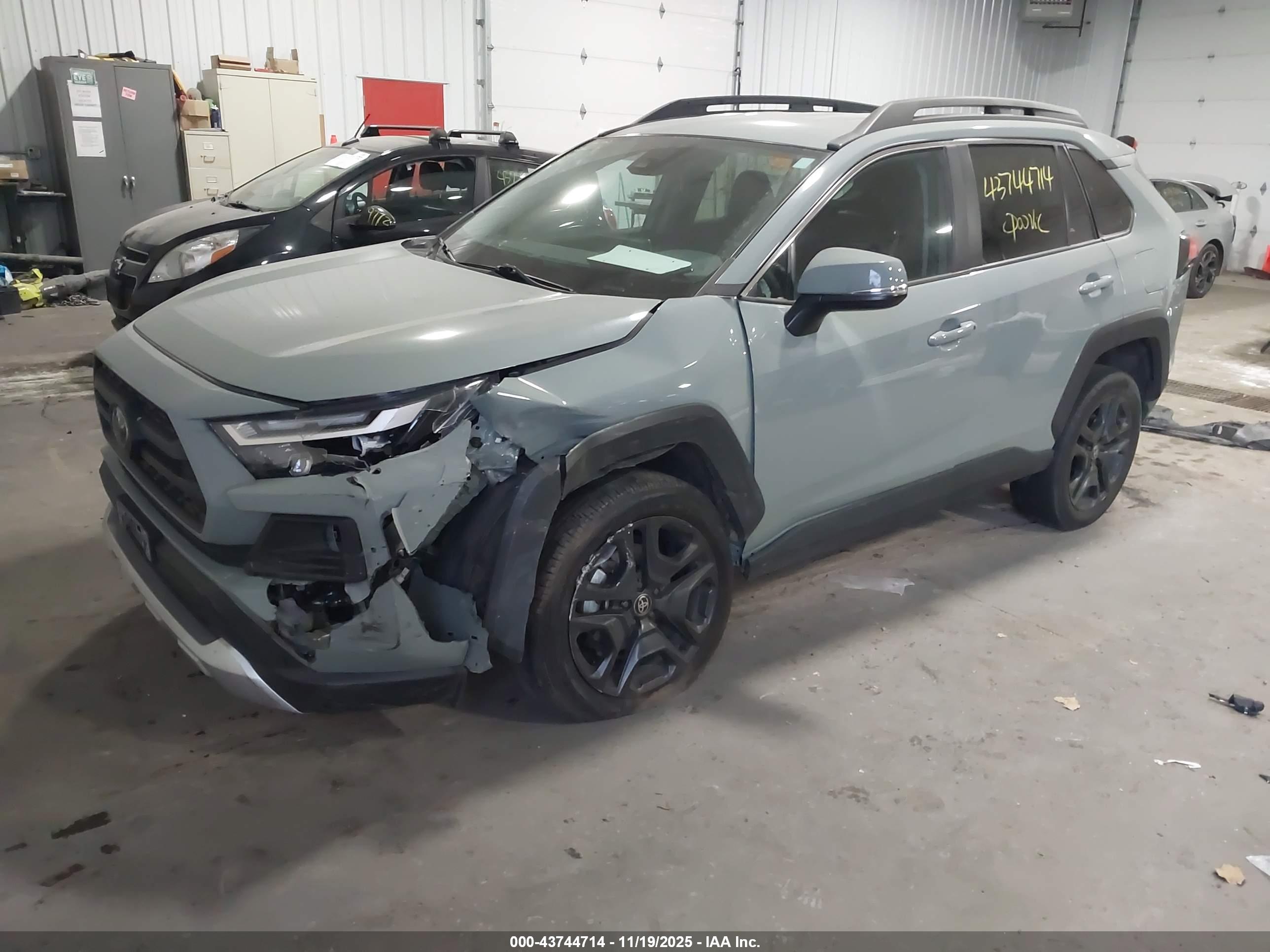 TOYOTA RAV4 image 2