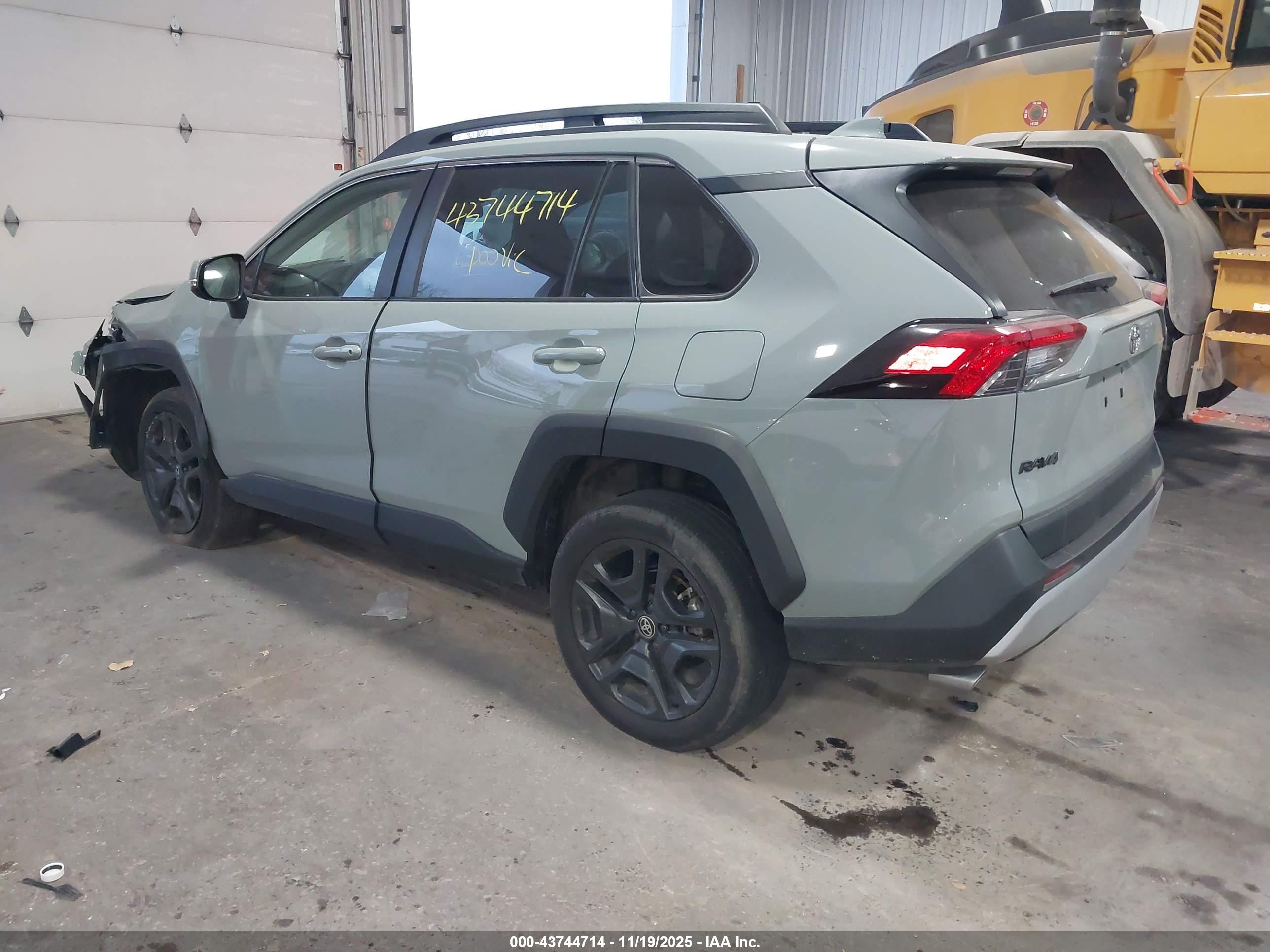 TOYOTA RAV4 image 3