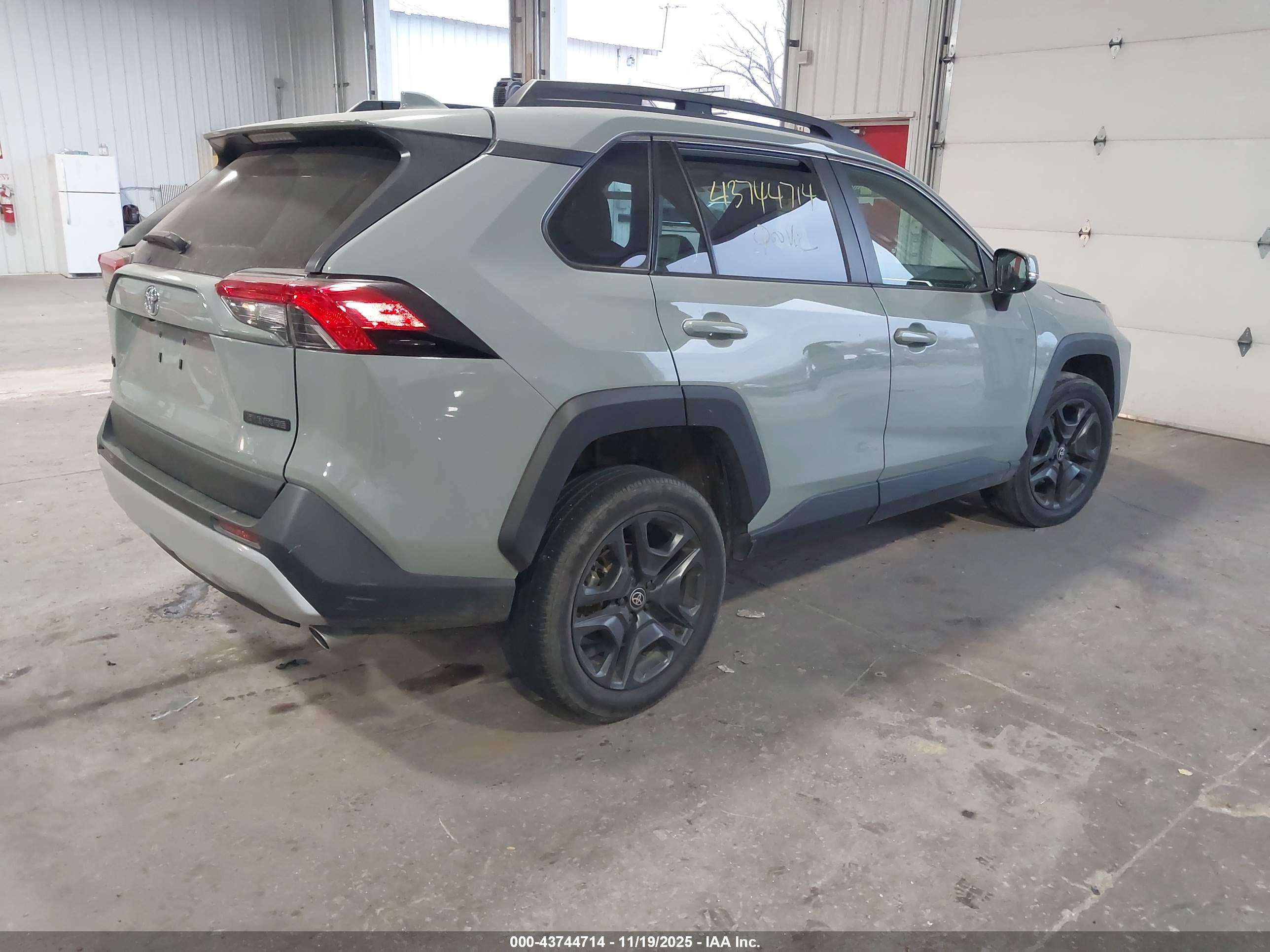 TOYOTA RAV4 image 4