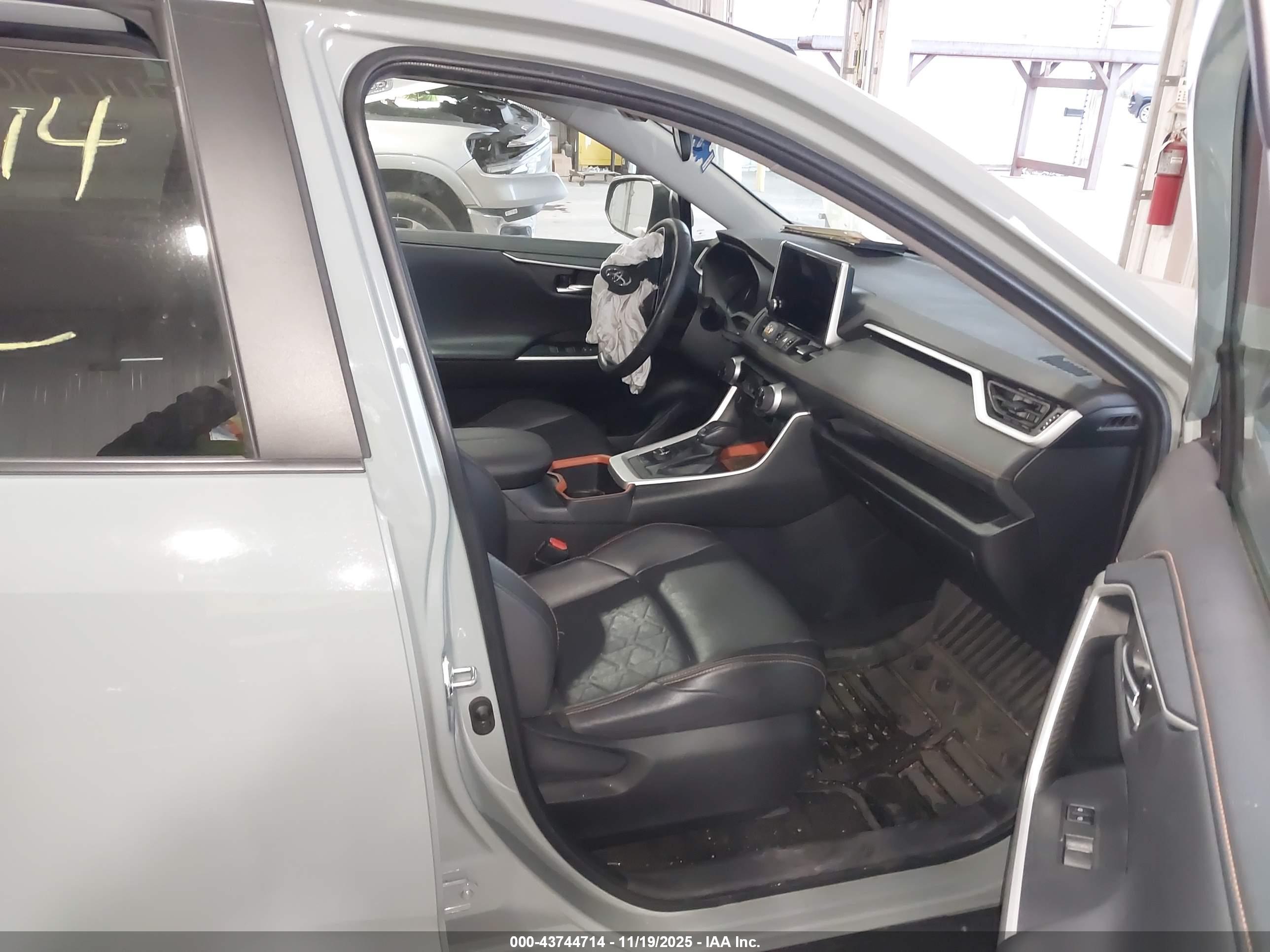 TOYOTA RAV4 image 5
