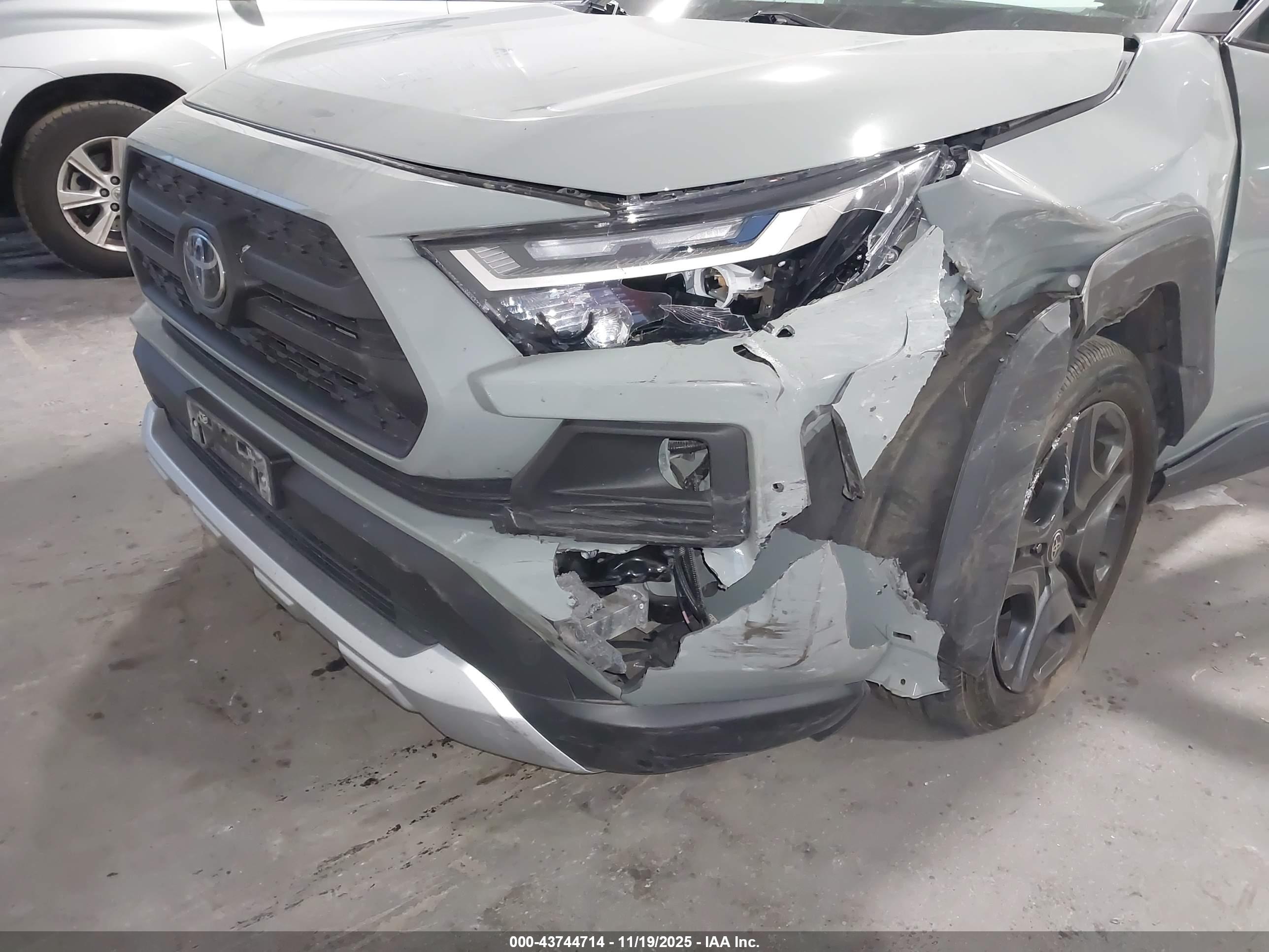 TOYOTA RAV4 image 6