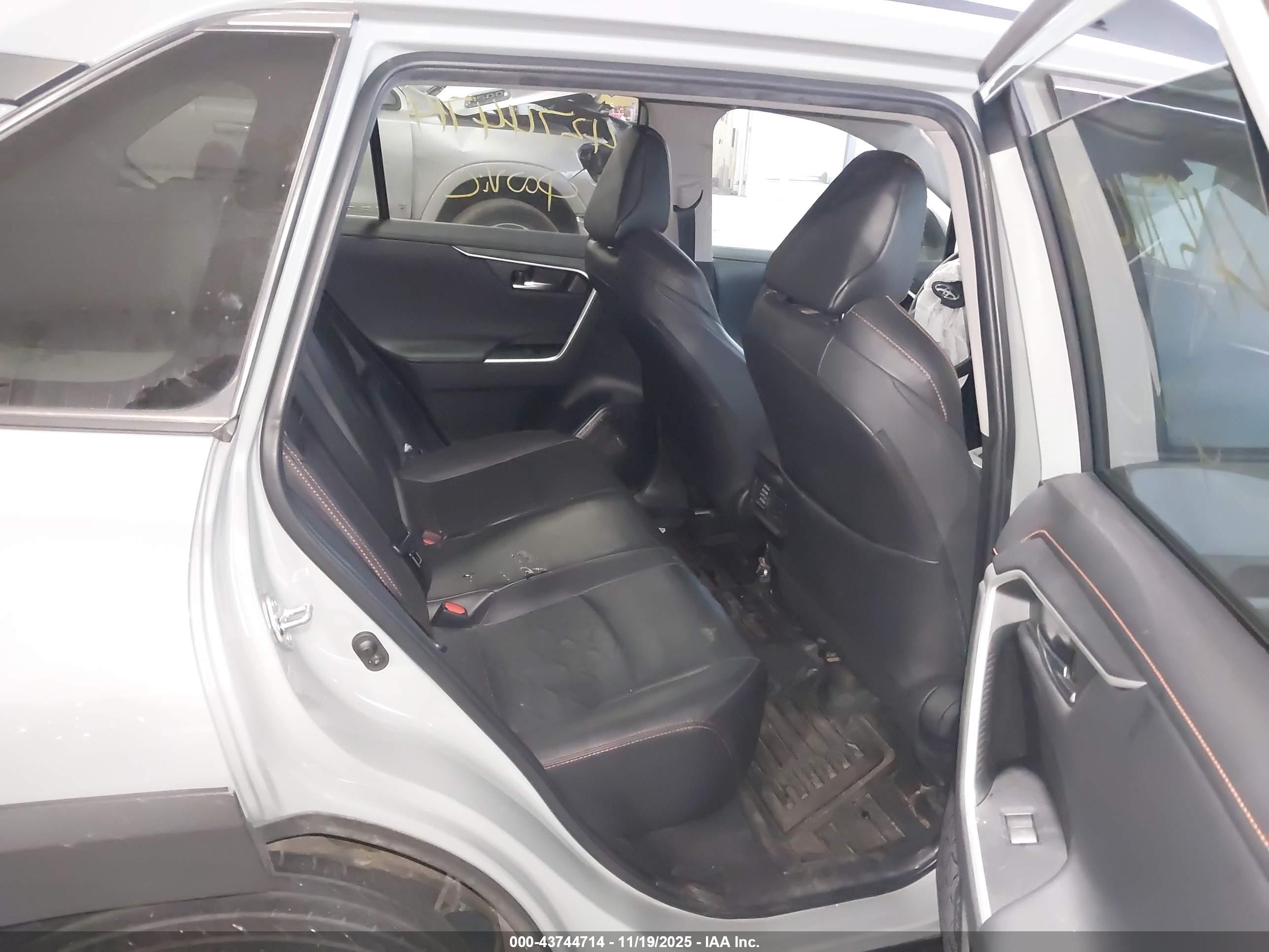 TOYOTA RAV4 image 8