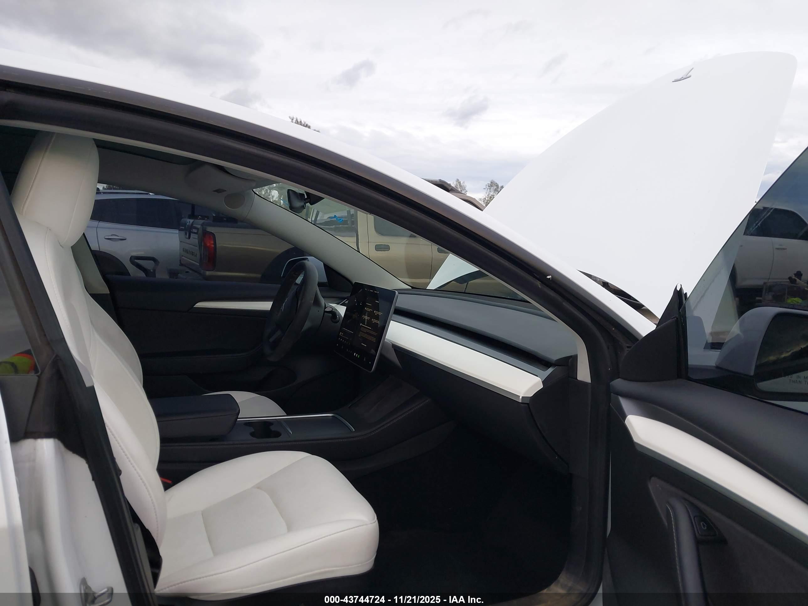 TESLA MODEL image 5