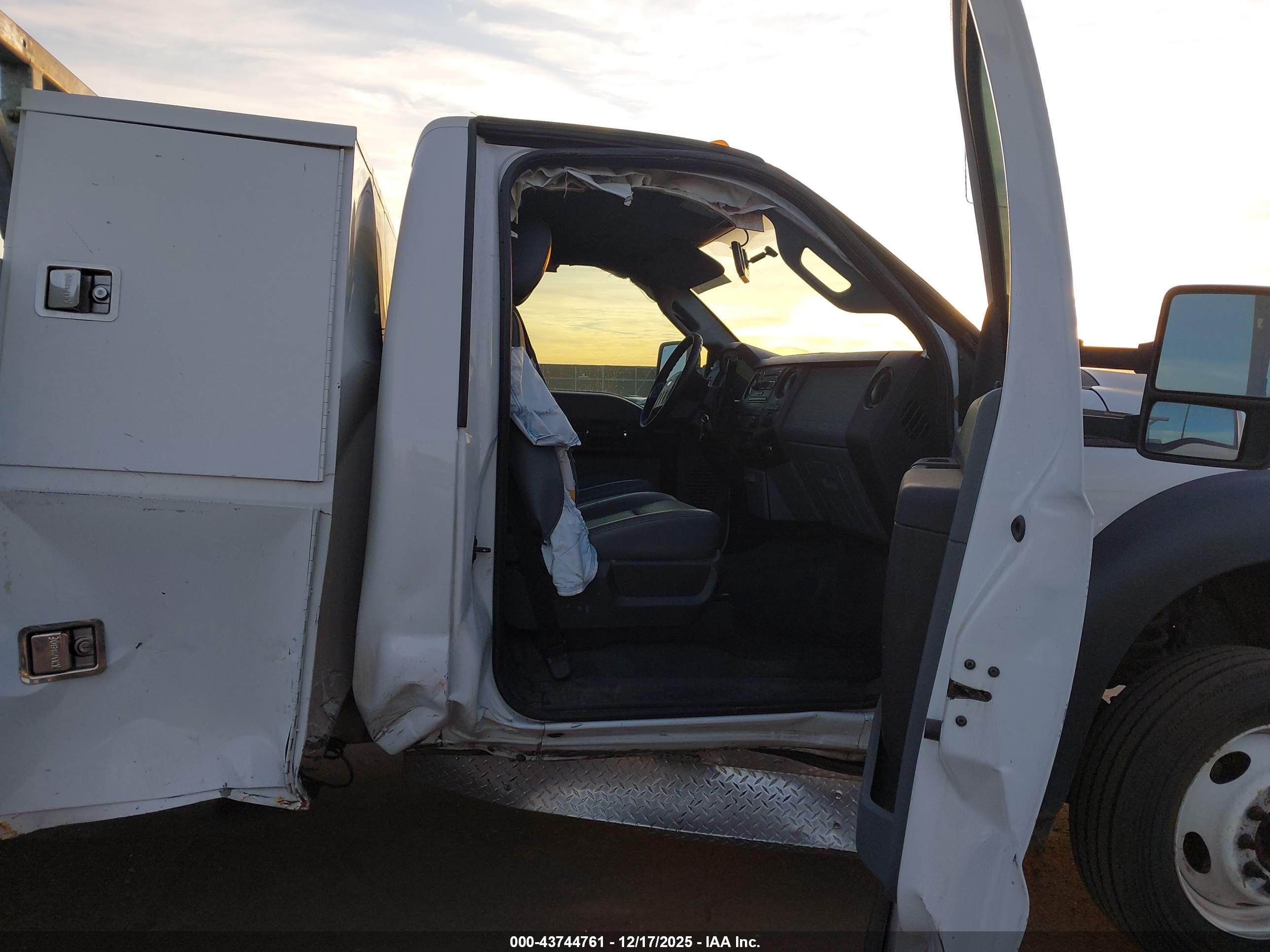 FORD F-550 image 8