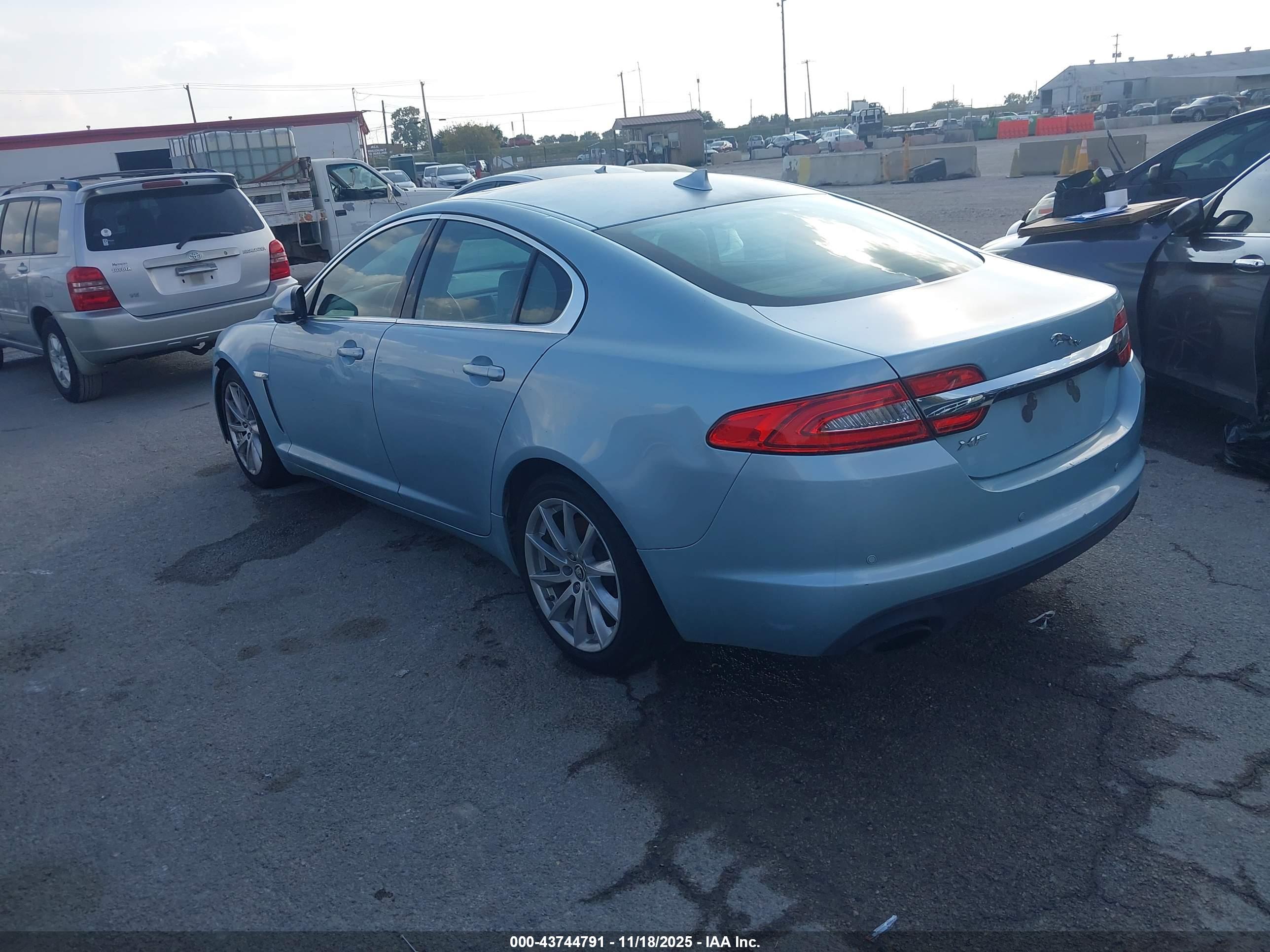 JAGUAR XF image 3