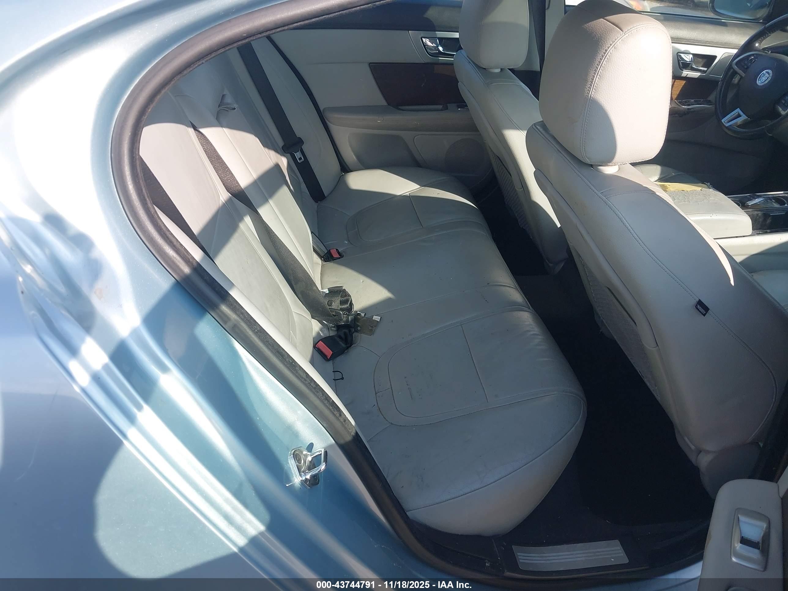 JAGUAR XF image 8