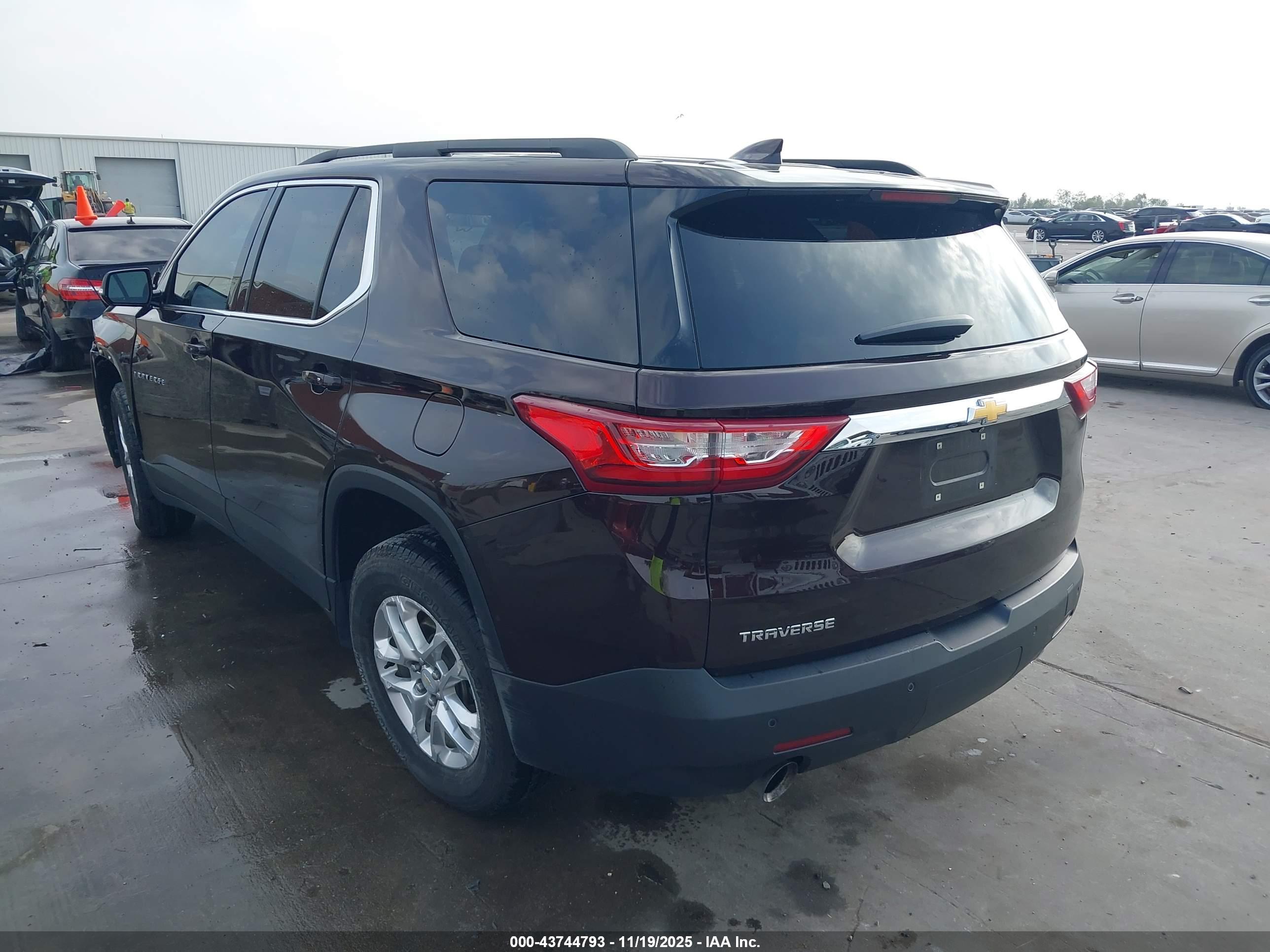 CHEVROLET TRAVERSE image 3
