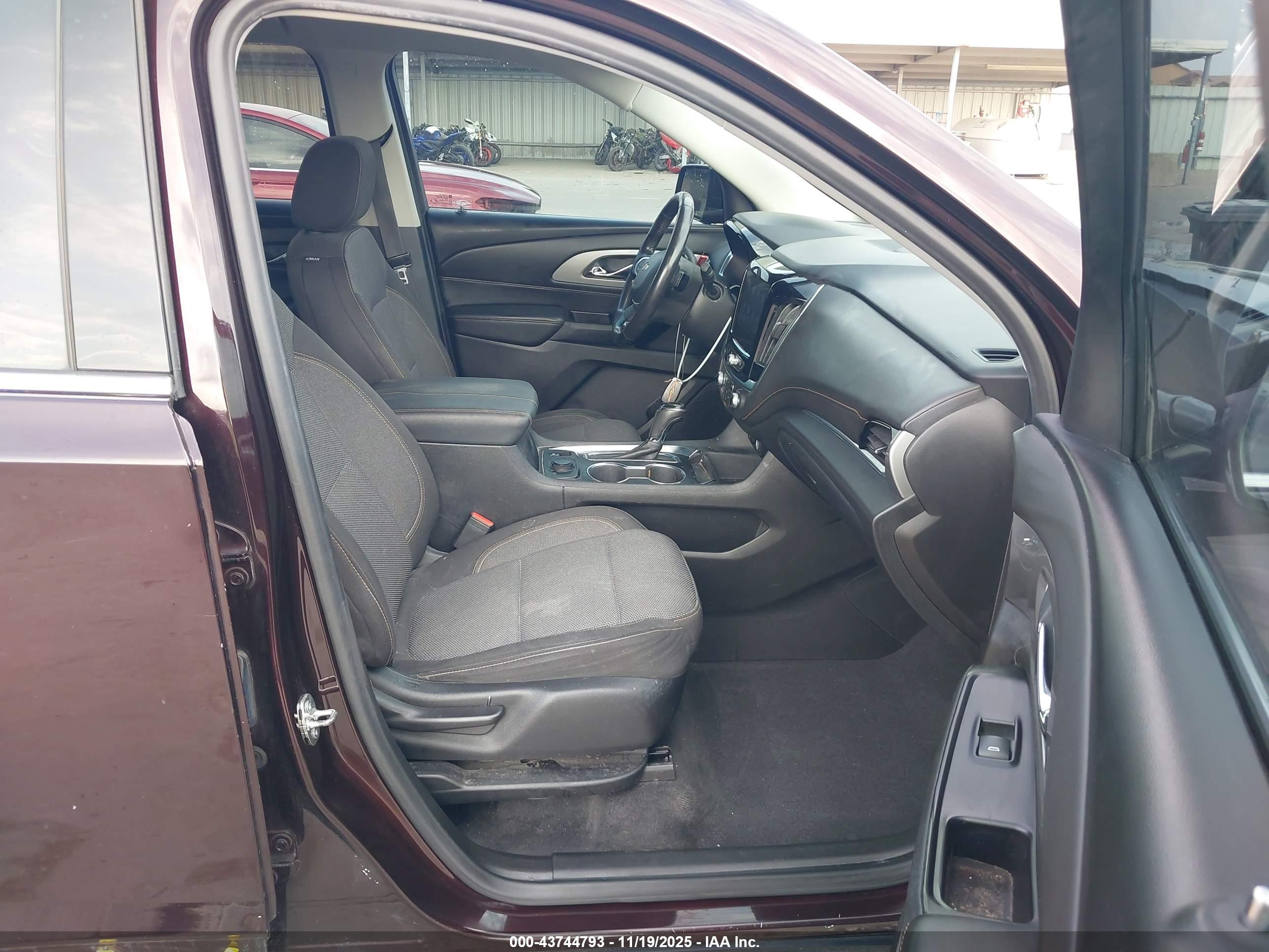 CHEVROLET TRAVERSE image 5