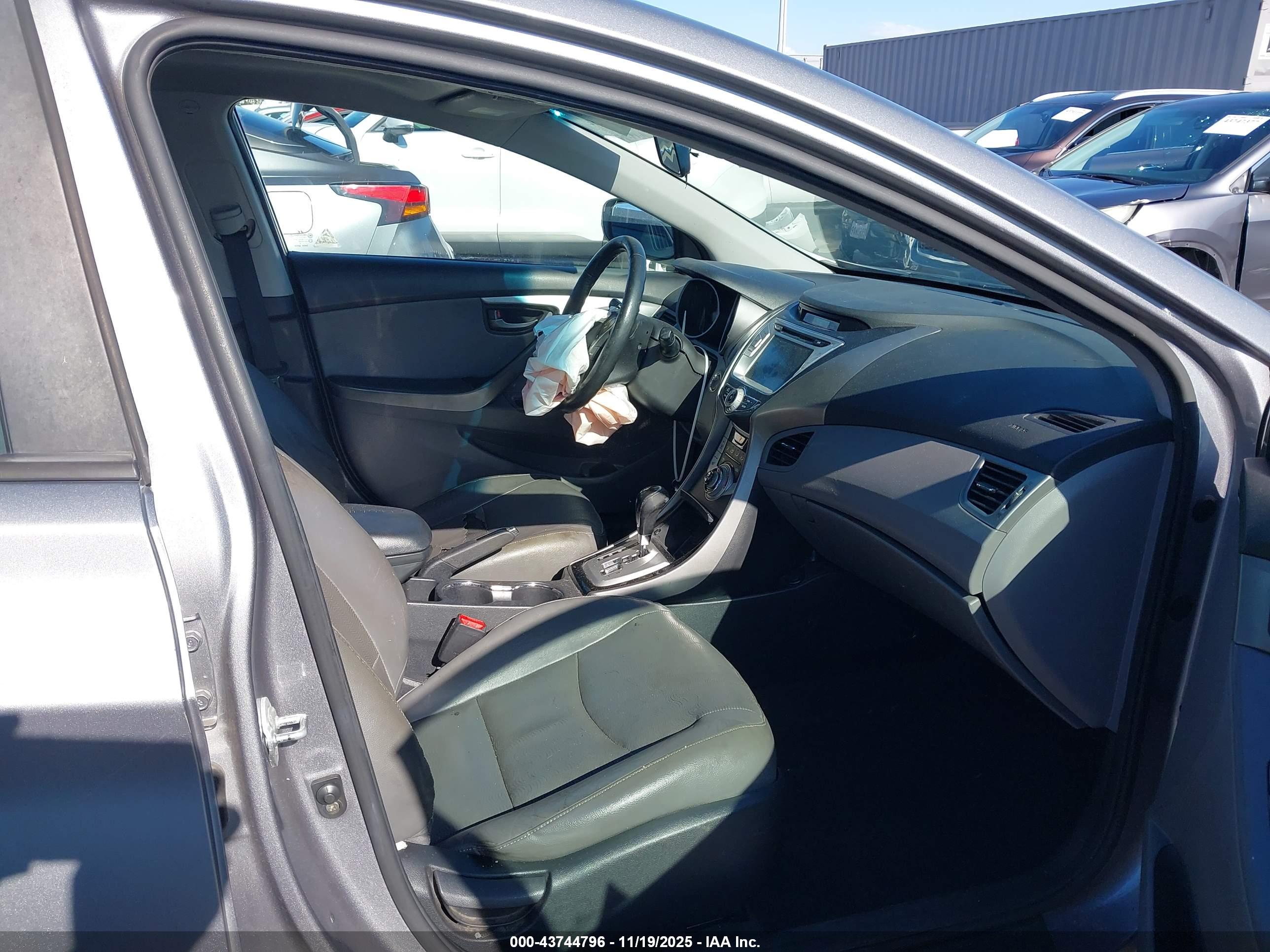 HYUNDAI ELANTRA image 5